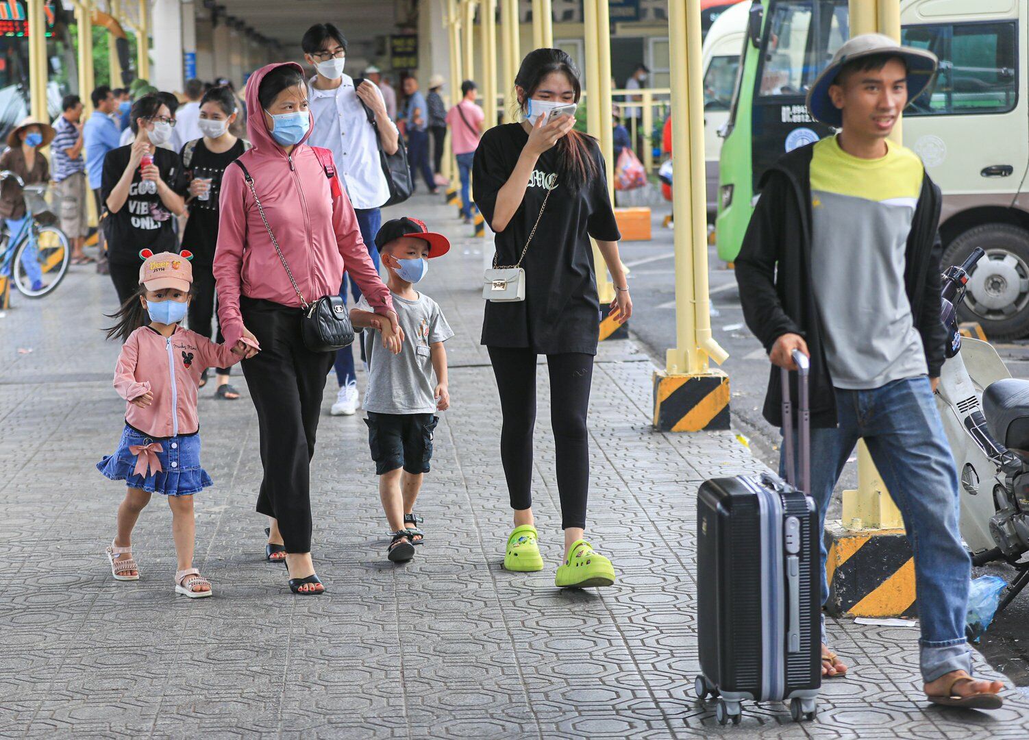 Nhiều người tay x&aacute;ch n&aacute;ch mang h&agrave;nh l&yacute; để trở về nh&agrave;