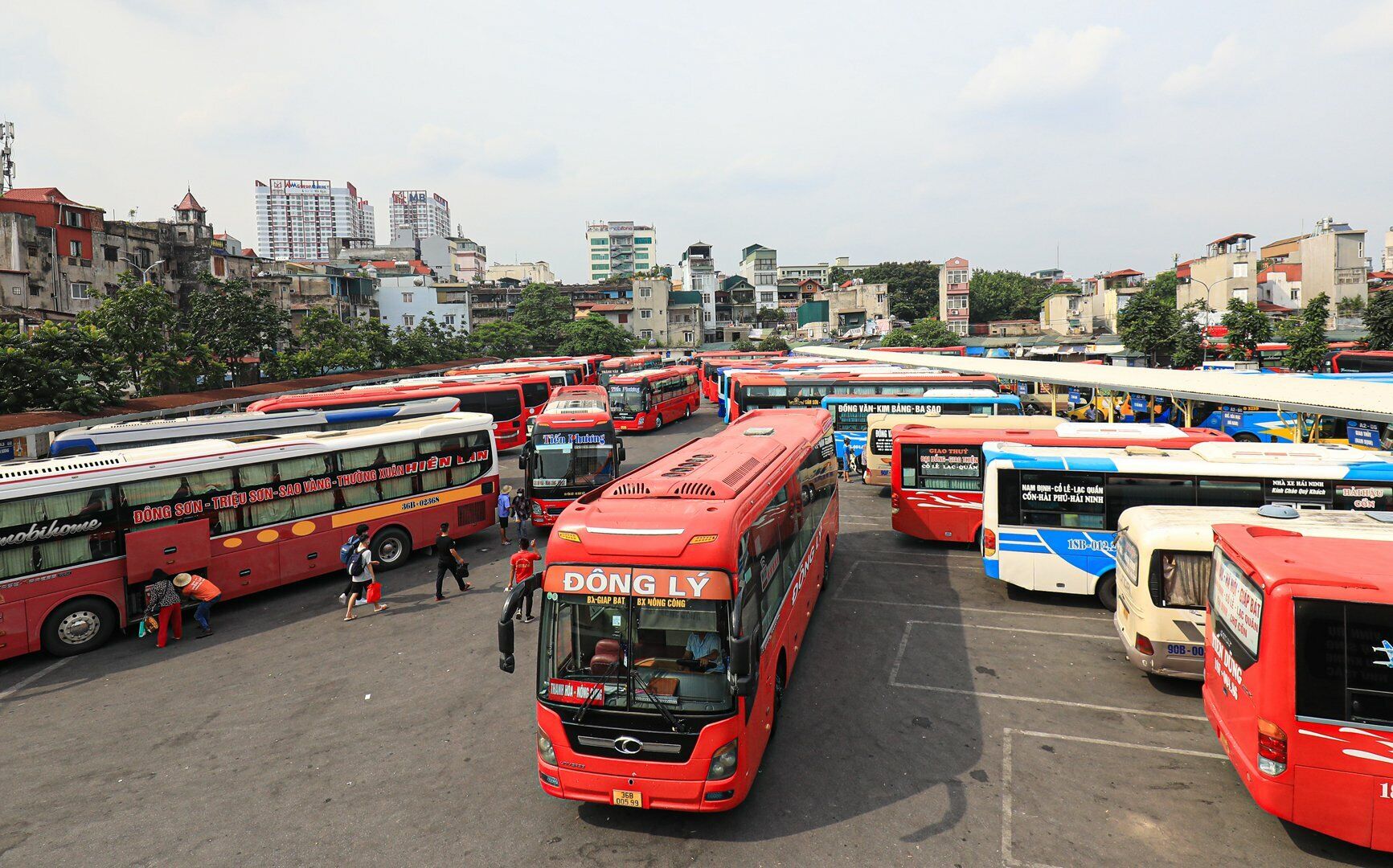 "C&aacute;c nh&agrave; xe đều phải cam kết chở kh&aacute;ch đ&uacute;ng số lượng, kh&ocirc;ng tăng gi&aacute; v&eacute;. Tuy nhi&ecirc;n, một số doanh nghiệp đ&atilde; nộp hồ sơ xin tăng gi&aacute; v&eacute; khoảng 38-50%", &ocirc;ng Tuấn cho hay