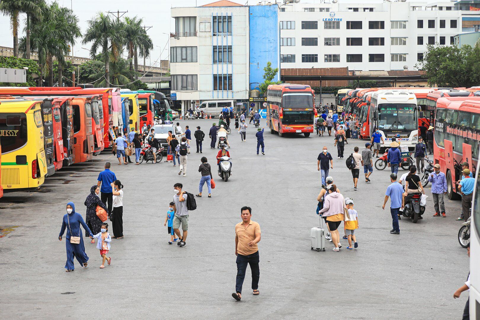 Trong khi đ&oacute;, l&uacute;c 16h45, bến xe Nước Ngầm kh&aacute; nhộn nhịp h&agrave;nh kh&aacute;ch.