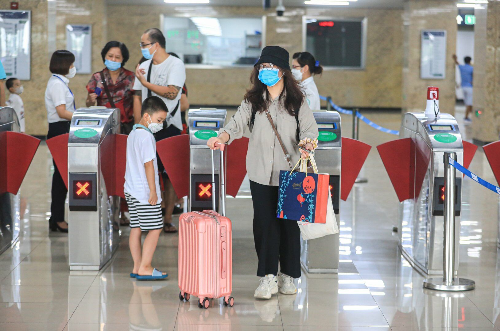 Ngo&agrave;i ra, đơn vị n&agrave;y c&ograve;n c&oacute; c&aacute;c phương &aacute;n phối hợp với lực lượng chức năng của c&aacute;c quận, nơi đặt c&aacute;c ga của tuyến, để đảm bảo phục vụ người d&acirc;n một c&aacute;ch tốt nhất, tr&aacute;nh hiện tượng &ldquo;chặt ch&eacute;m&rdquo;, &ldquo;ch&egrave;o k&eacute;o&rdquo; kh&aacute;ch gửi xe để đi t&agrave;u.