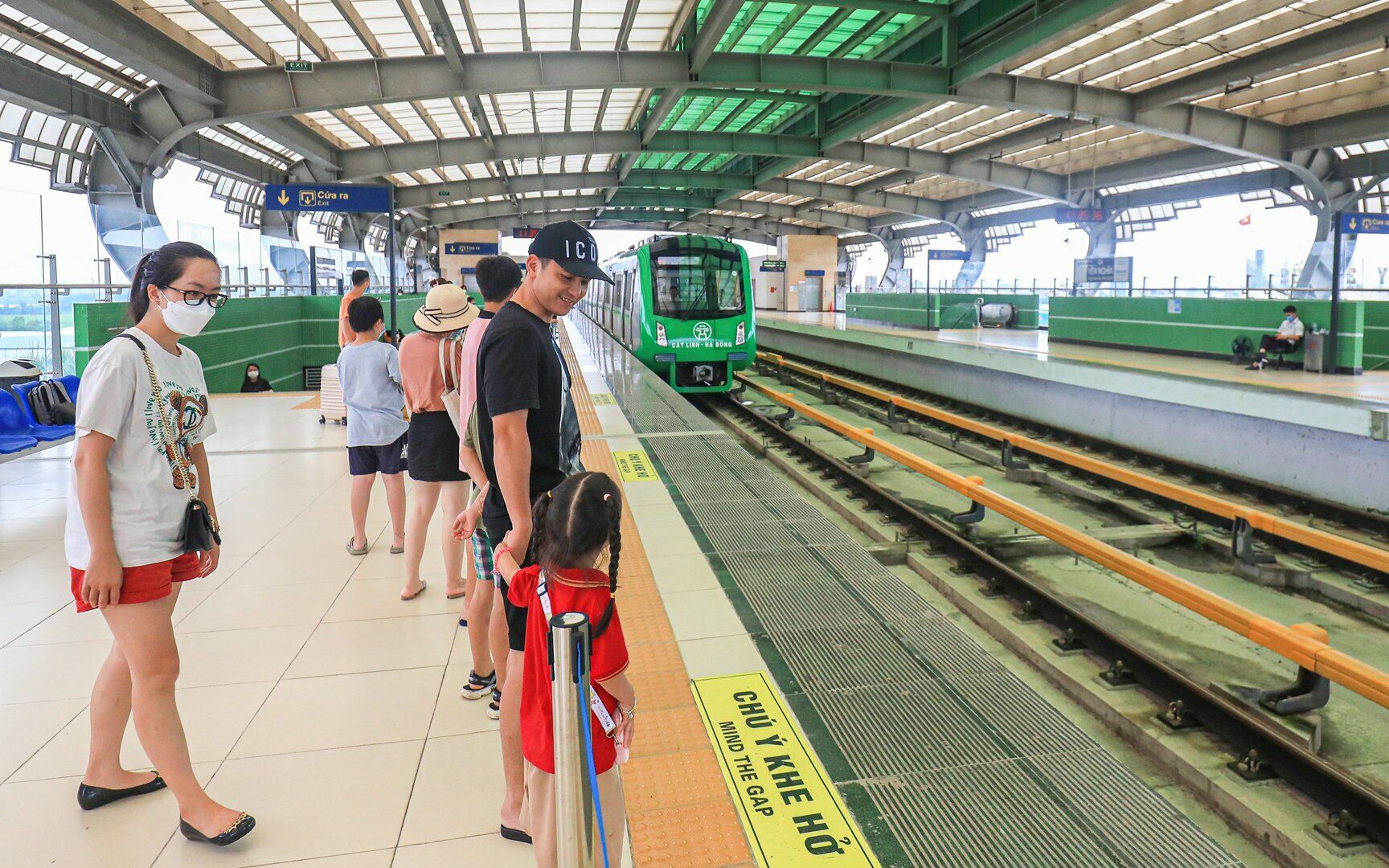 Nhiều trẻ em h&agrave;o hứng khi được bố mẹ cho đi tuyến đường sắt tr&ecirc;n cao.