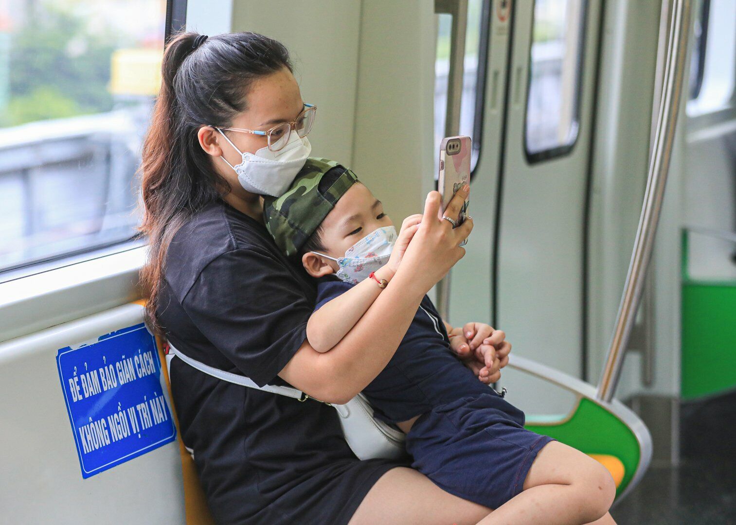 T&agrave;u C&aacute;t Linh - H&agrave; Đ&ocirc;ng ng&agrave;y c&agrave;ng h&uacute;t kh&aacute;ch. Th&oacute;i quen sử dụng t&agrave;u điện c&ocirc;ng cộng của người d&acirc;n cũng dần h&igrave;nh th&agrave;nh.