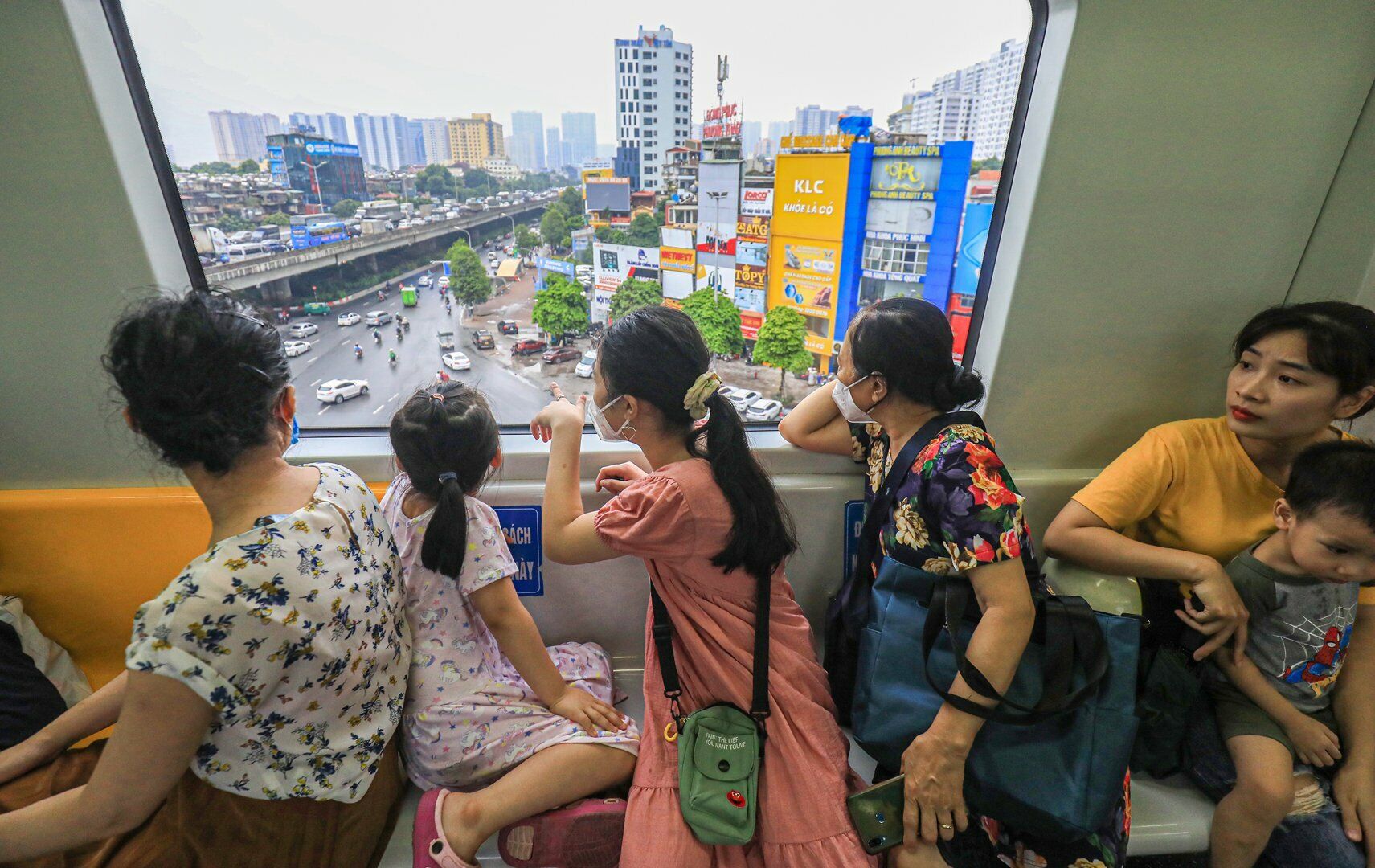 Từ tr&ecirc;n t&agrave;u C&aacute;t Linh - H&agrave; Đ&ocirc;ng, h&agrave;nh kh&aacute;ch c&oacute; thể ngắm c&aacute;c tuyến đường của Thủ đ&ocirc; từ tr&ecirc;n cao.