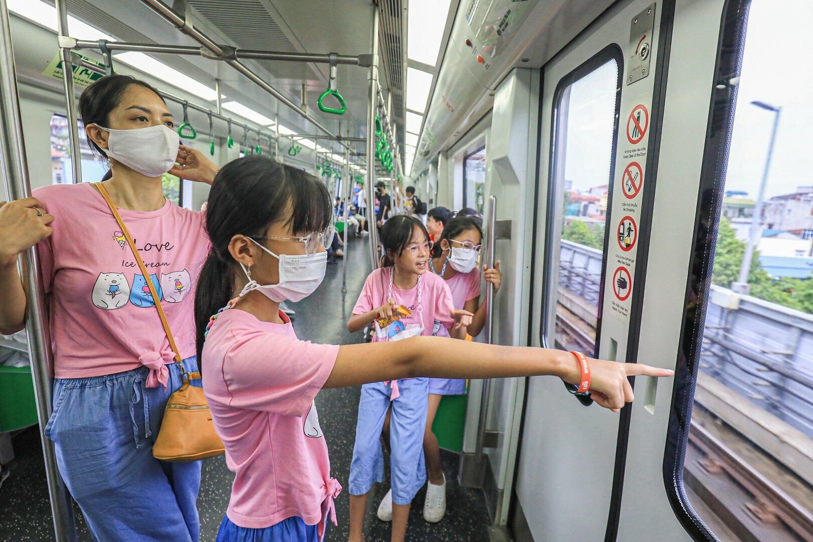 Chị Phạm Thị Mai Nh&agrave;n (T&acirc;n Mai, H&agrave; Nội) c&ugrave;ng 3 c&ocirc; con g&aacute;i  th&iacute;ch th&uacute; trải nghiệm tuyến t&agrave;u điện đi Y&ecirc;n Nghĩa. 
&ldquo;Nh&agrave; t&ocirc;i kh&ocirc;ng gần bến t&agrave;u n&ecirc;n trong dịp lễ, tranh thủ kết hợp cho c&aacute;c con đi để c&aacute;c con được trải nghiệm. T&agrave;u điện l&agrave; phương tiện văn minh, sạch sẽ&rdquo;, chị Nh&agrave;n chia sẻ.