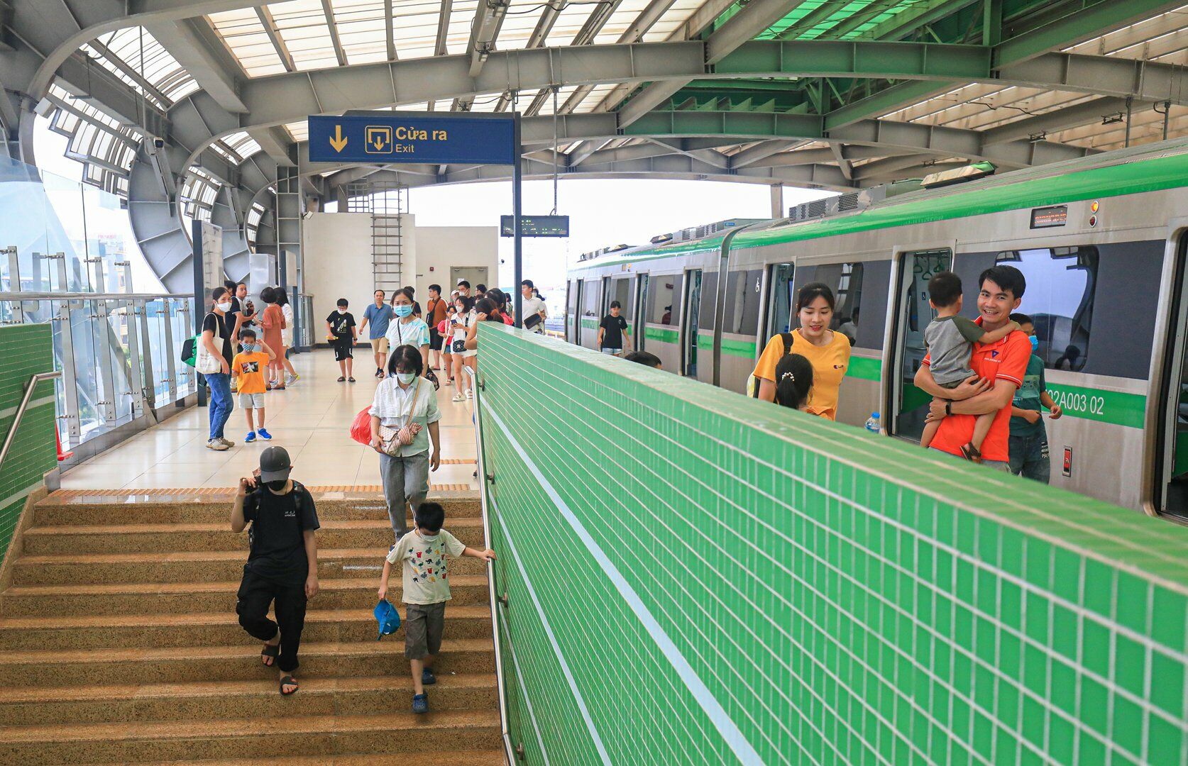 Hanoi Metro tăng cường nh&acirc;n lực hướng dẫn h&agrave;nh kh&aacute;ch l&ecirc;n xuống t&agrave;u một c&aacute;ch an to&agrave;n.