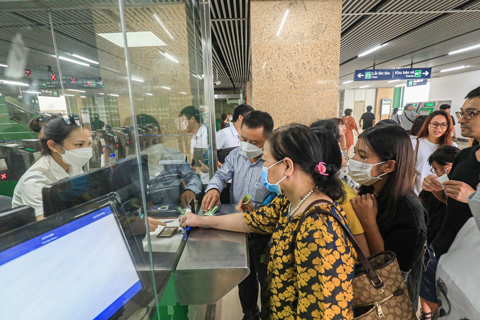 Theo C&ocirc;ng ty TNHH MTV Đường sắt H&agrave; Nội (Hanoi Metro), để phục vụ tốt nhu cầu đi lại của người d&acirc;n dịp Lễ Quốc kh&aacute;nh 2/9, đơn vị sẽ tăng cường nh&acirc;n lực hỗ trợ h&agrave;nh kh&aacute;ch để tr&aacute;nh &ugrave;n ứ tại c&aacute;c ga cũng như c&aacute;c kh&acirc;u mua v&eacute;, cửa so&aacute;t v&eacute;&hellip;
Do đ&atilde; c&oacute; một thời gian phục vụ người d&acirc;n trong c&aacute;c kỳ nghỉ như Tết Dương lịch, Tết &Acirc;m lịch, Giỗ tổ H&ugrave;ng vương, 30/4 v&agrave; 1/5, Hanoi Metro đ&atilde; c&oacute; kinh nghiệm phục vụ h&agrave;nh kh&aacute;ch.