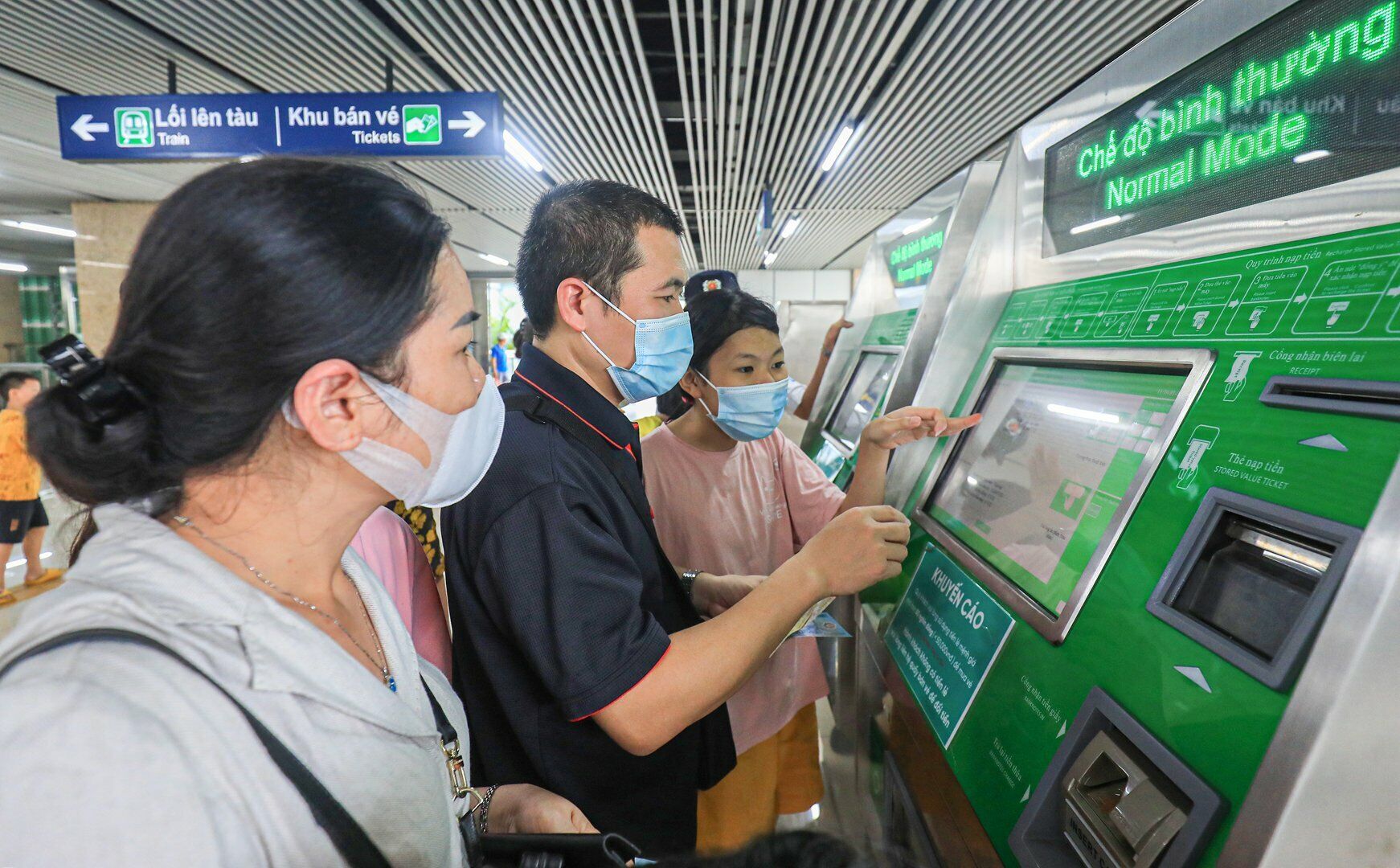 H&agrave;nh kh&aacute;ch mua v&eacute; tự động trước cửa ga Y&ecirc;n Nghĩa.