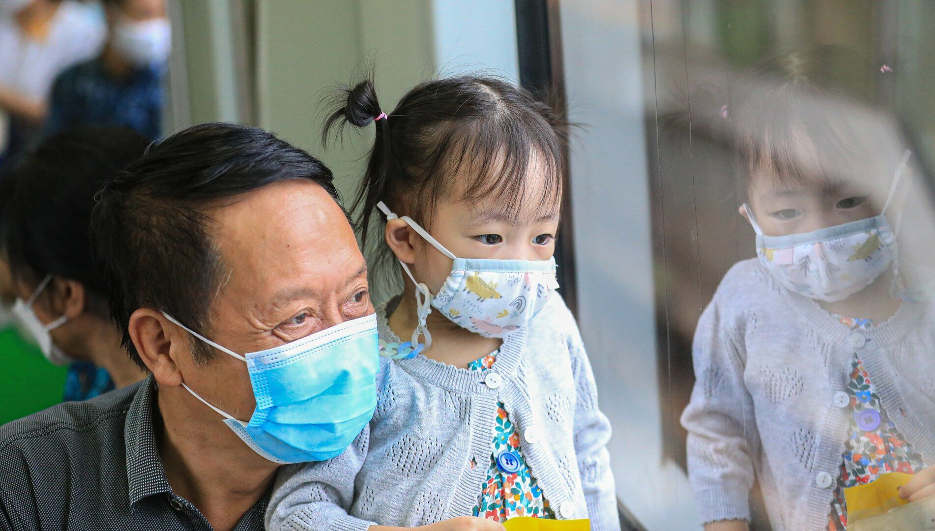 C&aacute;c em nhỏ được người th&acirc;n  cho đi t&agrave;u để c&oacute; th&ecirc;m trải nghiệm th&uacute; vị