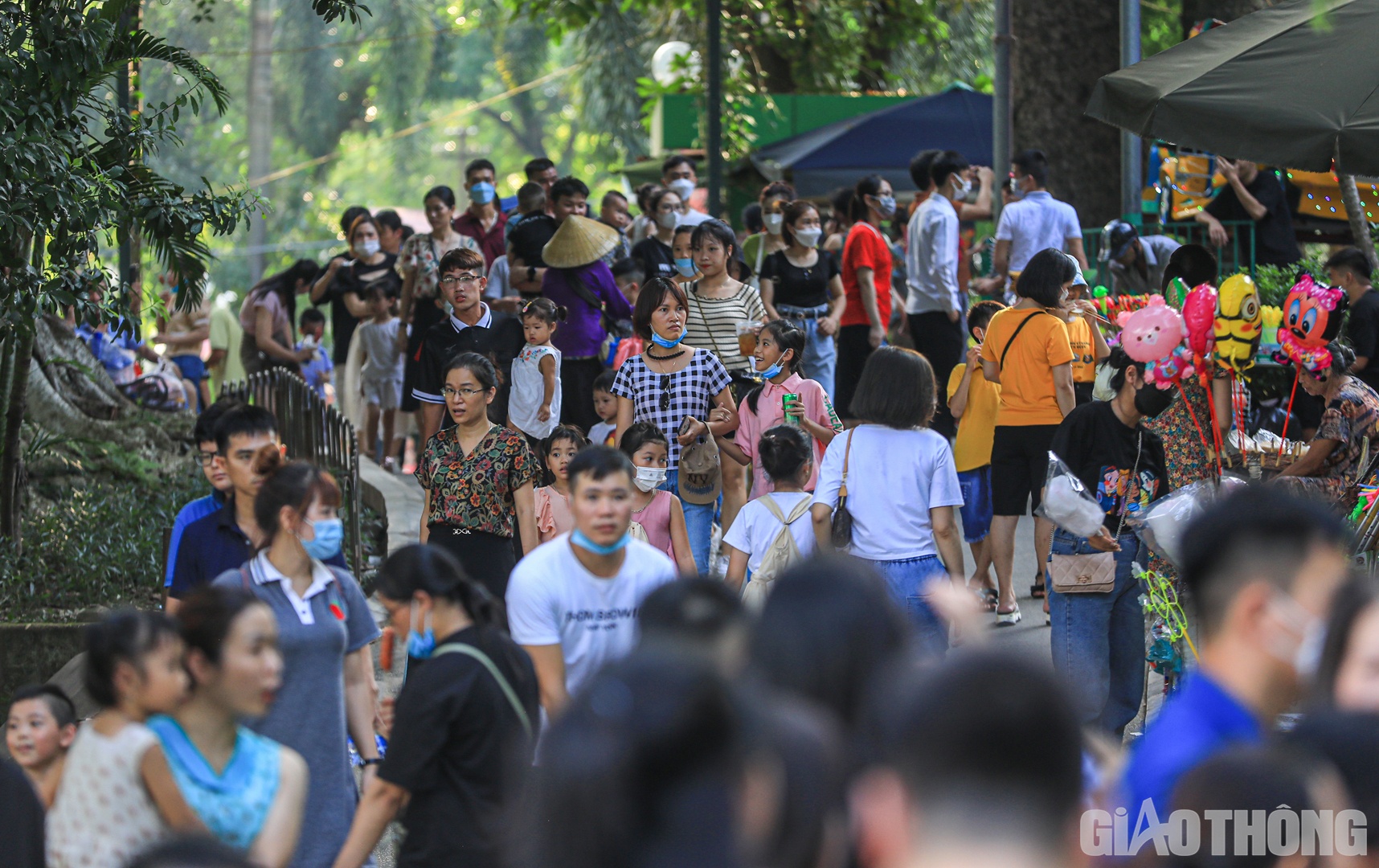 C&aacute;c ngả đường trong c&ocirc;ng vi&ecirc;n đều ken k&iacute;n người.