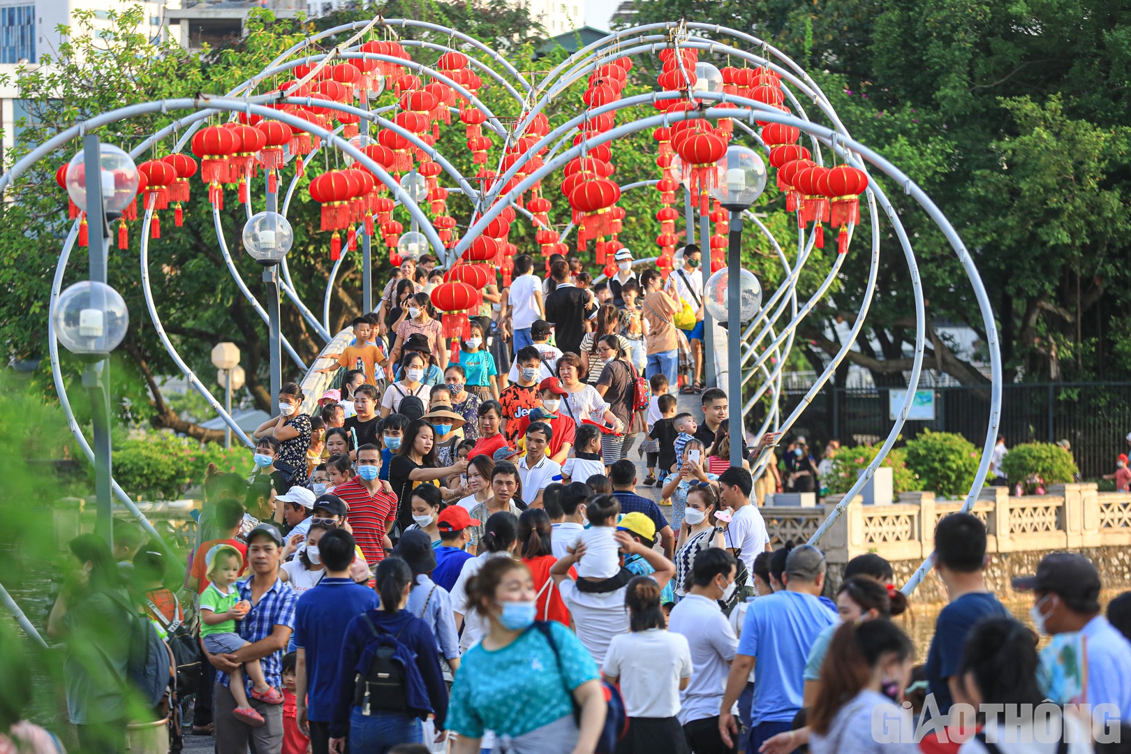 Theo ghi nhận của PV B&aacute;o Giao  th&ocirc;ng, người d&acirc;n đổ về đ&acirc;y tăng đột biến so với ng&agrave;y thường.