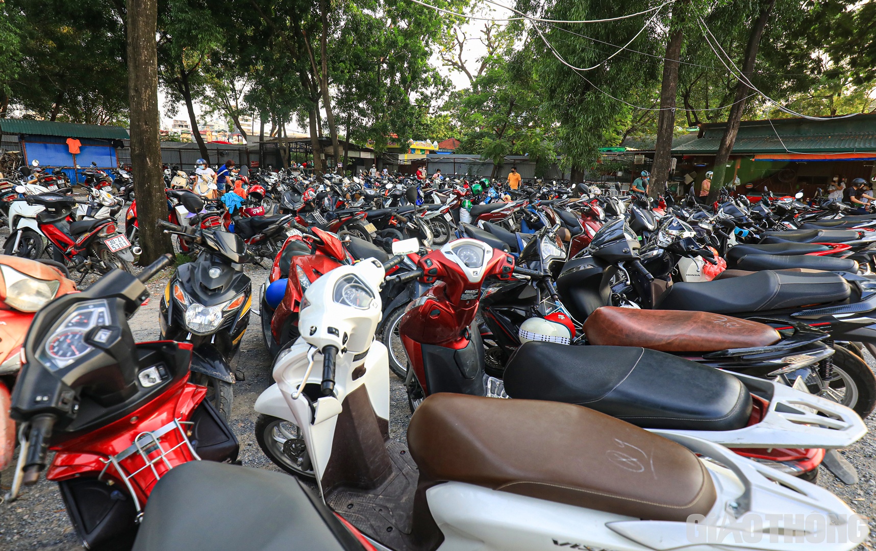 B&atilde;i gửi xe c&ocirc;ng vi&ecirc;n Thủ Lệ chật k&iacute;n phương tiện.