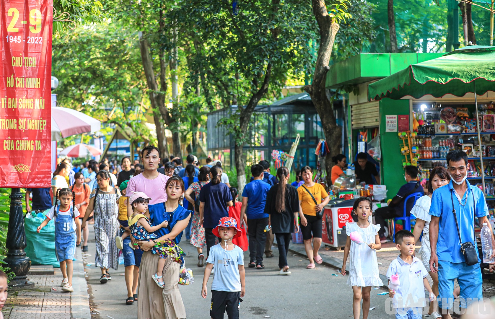 Trong ng&agrave;y thứ 2 kỳ nghỉ lễ Quốc kh&aacute;nh 2/9, c&ocirc;ng vi&ecirc;n Thủ Lệ (H&agrave; Nội) đ&oacute;n lượng lớn du kh&aacute;ch tới tham quan, trong đ&oacute; chủ yếu l&agrave; c&aacute;c phụ huynh đưa con nhỏ tới vui chơi, giải tr&iacute;.