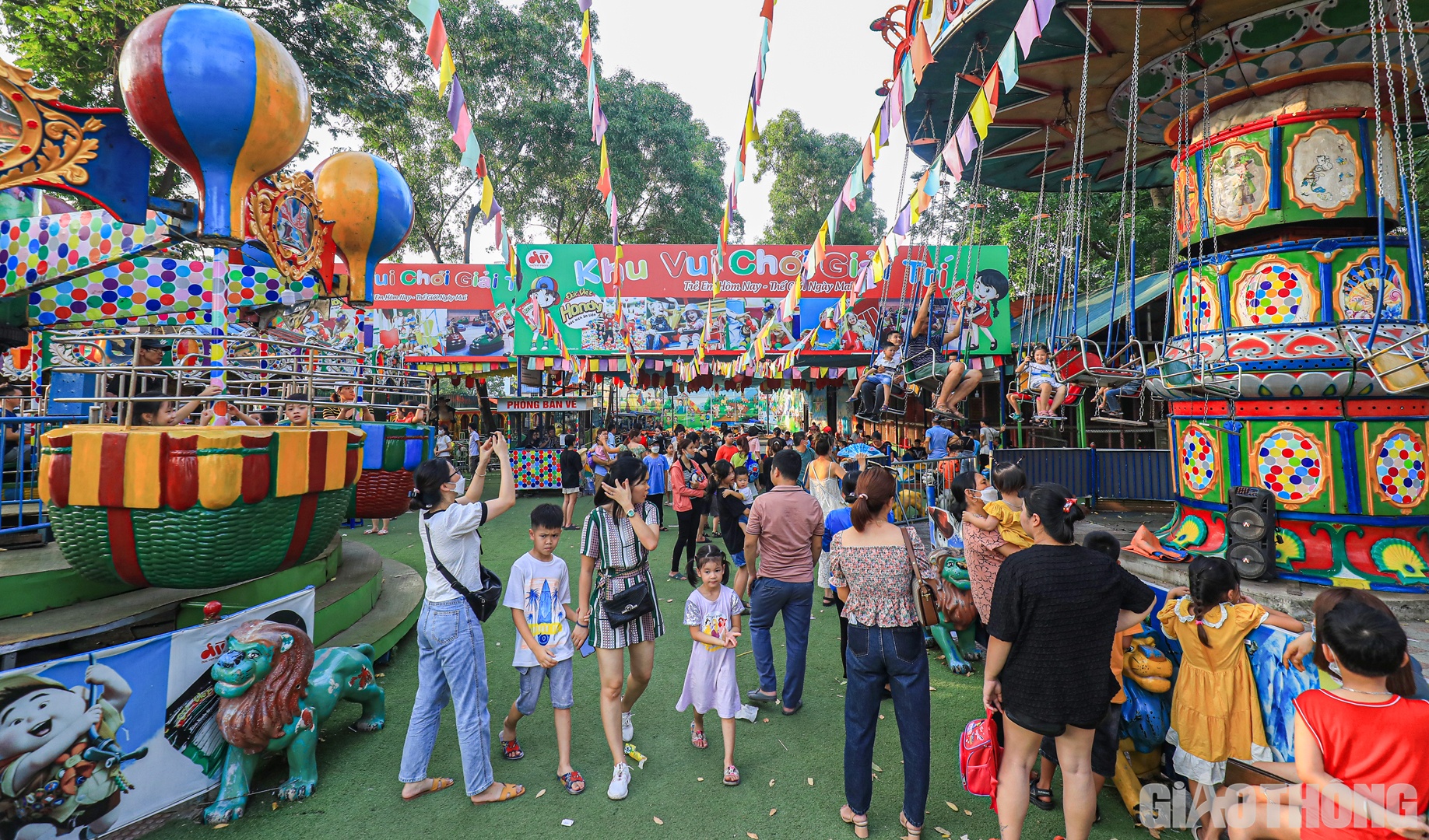 B&ecirc;n những chuồng th&uacute;, trong c&ocirc;ng vi&ecirc;n c&ograve;n c&oacute; nhiều hoạt động giải tr&iacute; cho trẻ em như: Đu quay, t&agrave;u lượn si&ecirc;u tốc, t&ocirc; vẽ tượng...