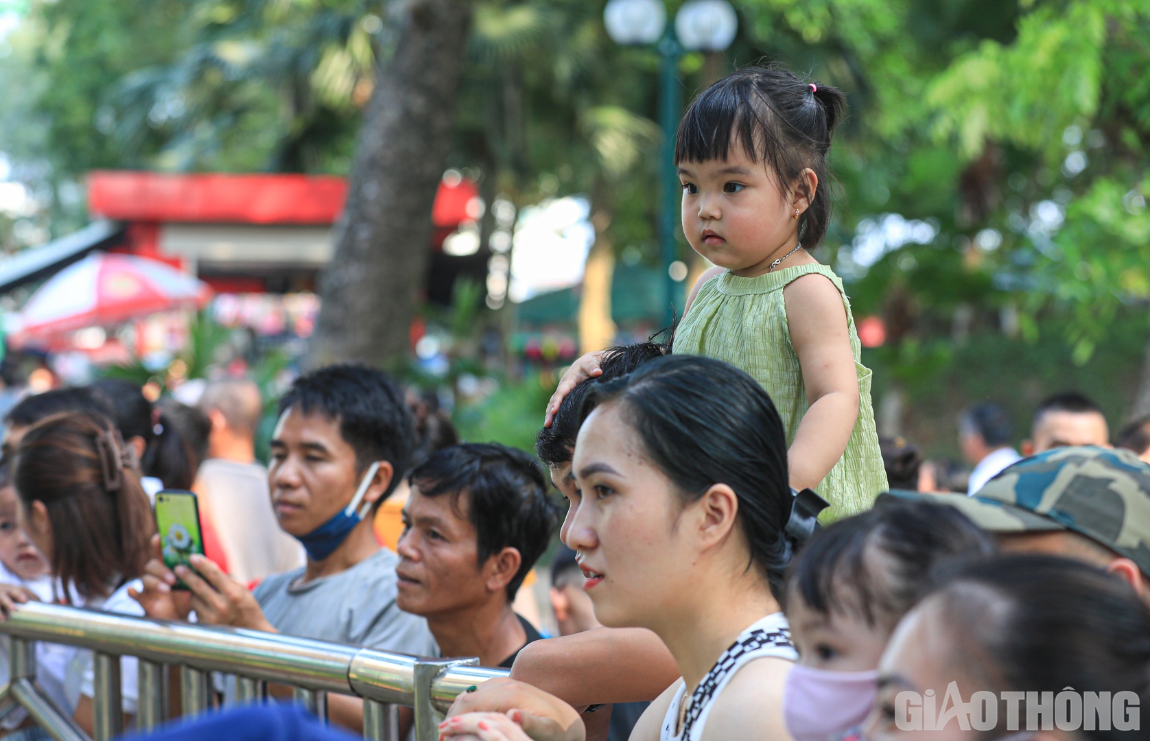 Em nhỏ th&iacute;ch th&uacute; khi được tận mắt chi&ecirc;m ngưỡng c&aacute;c con vật.