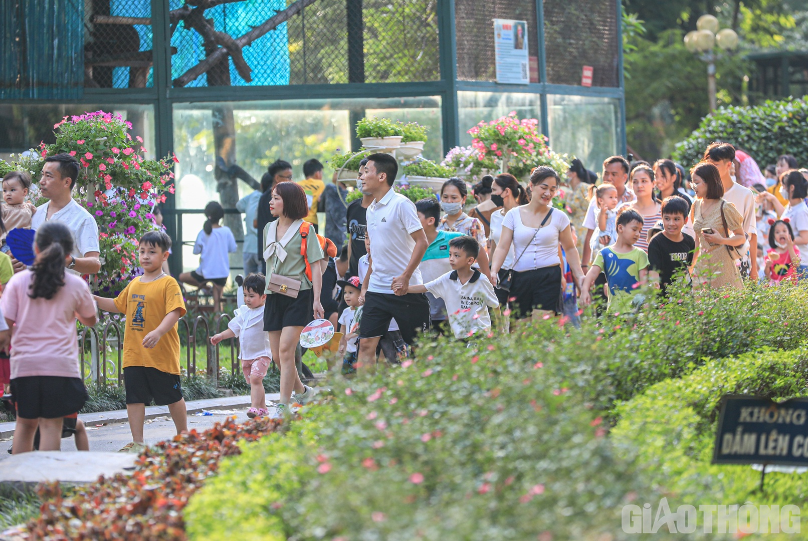 Đến khoảng 17h, vẫn c&ograve;n kh&aacute; đ&ocirc;ng người tham quan c&ocirc;ng vi&ecirc;n.