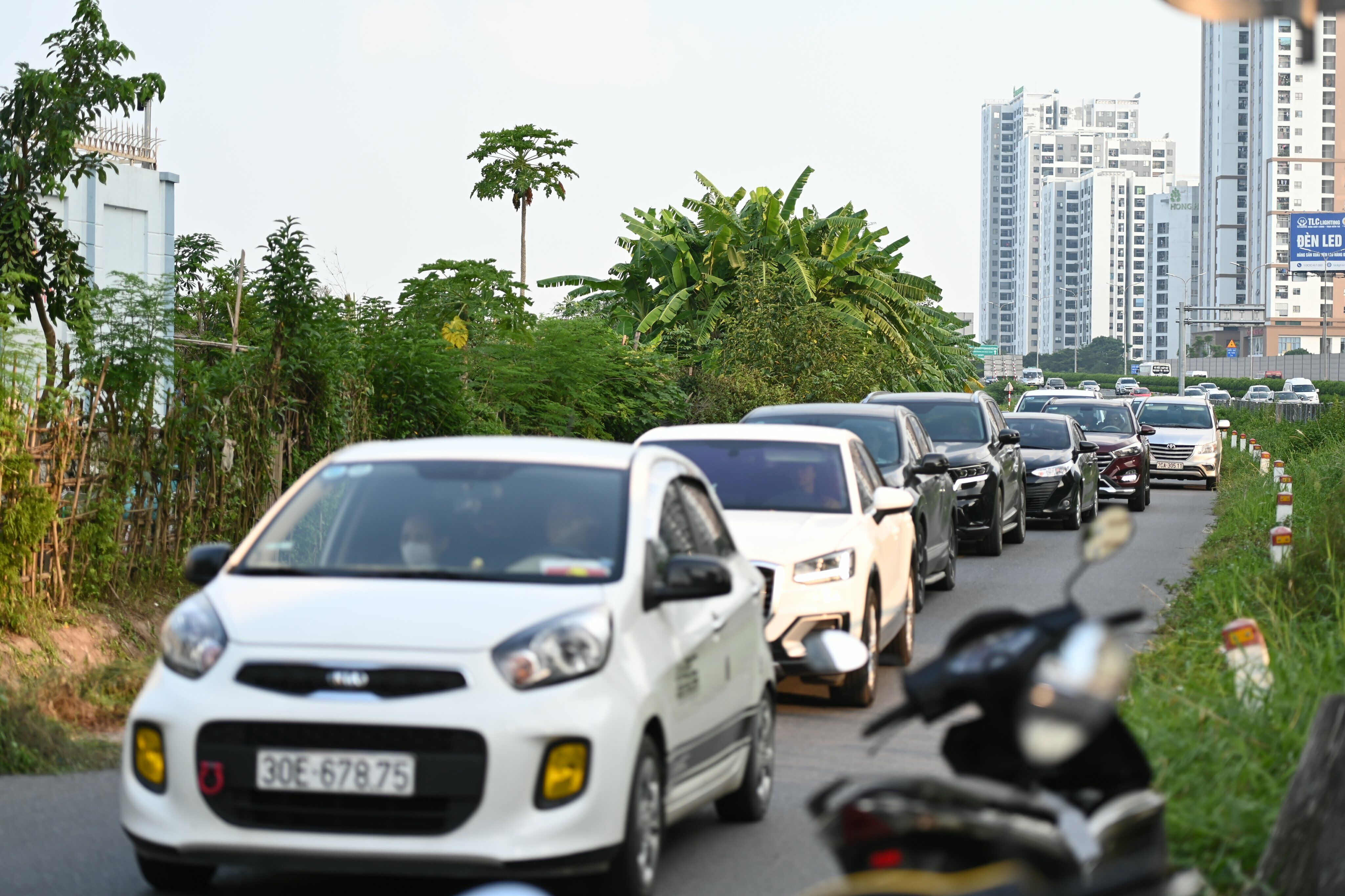 Đường gom cũng chung cảnh &ugrave;n ứ k&eacute;o d&agrave;i l&uacute;c 17h chiều ng&agrave;y 3/9 do qu&aacute; nhiều xe v&igrave; tr&aacute;nh cao tốc m&agrave; đi v&agrave;o