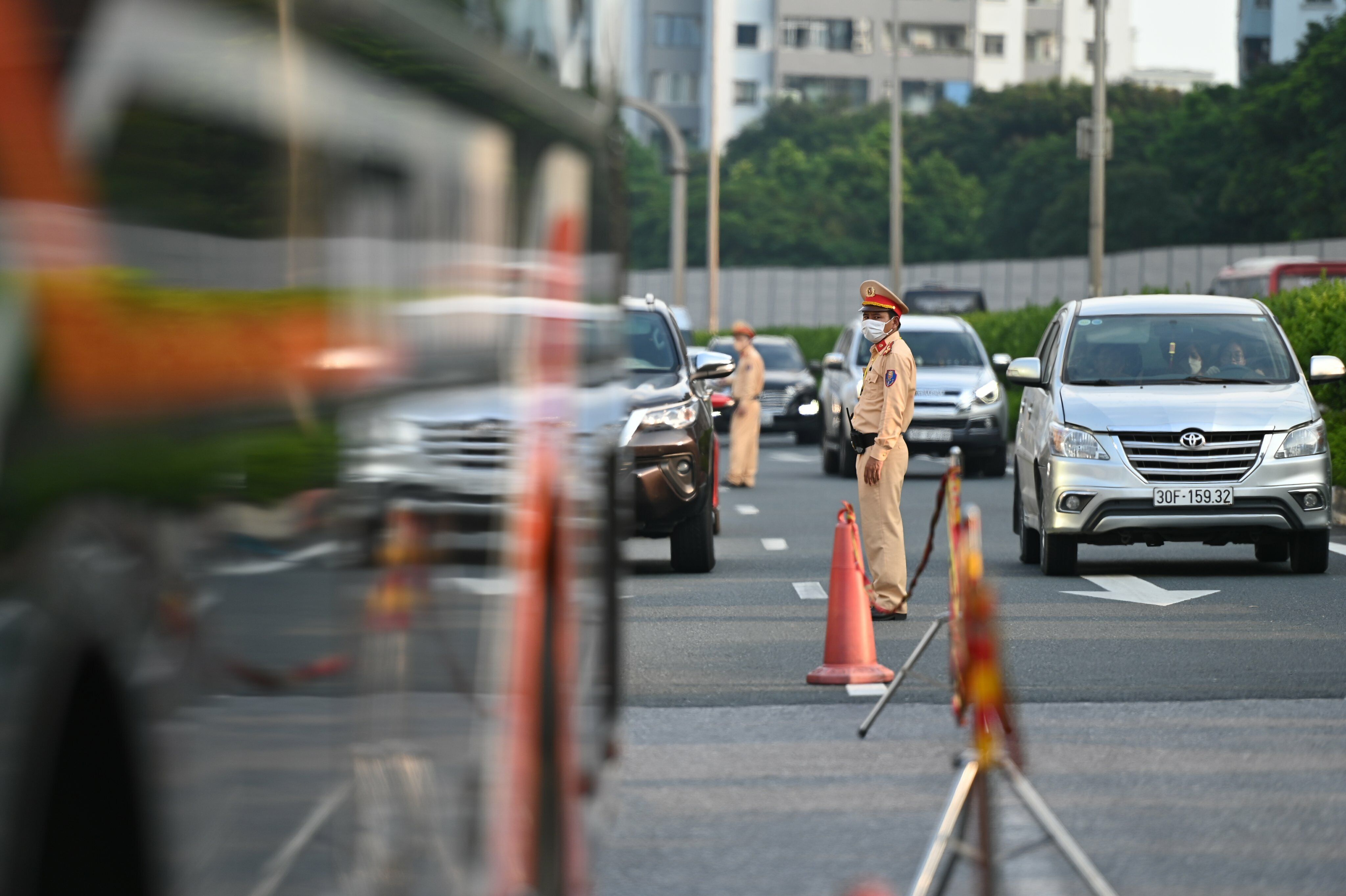 Lực lượng chức năng căng m&igrave;nh điều tiết giao th&ocirc;ng tại cửa ng&otilde; ph&iacute;a Nam H&agrave; Nội chiều 3/9