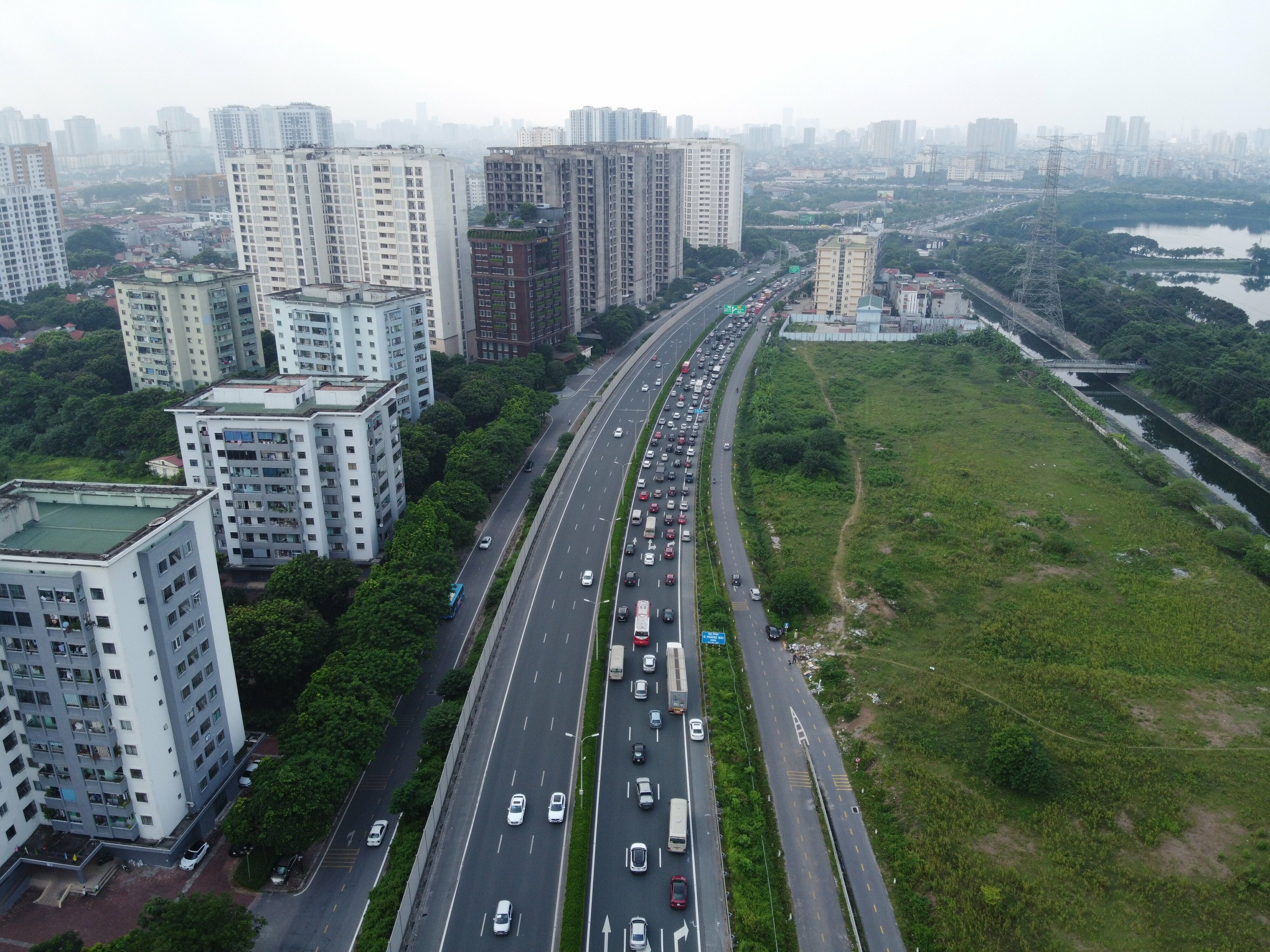 Do lượng phương tiện lớn sẽ trở lại H&agrave; Nội sau kỳ nghỉ lễ, lực lượng chức năng khuyến c&aacute;o c&aacute;c t&agrave;i xế n&ecirc;n chọn lộ tr&igrave;nh, thời điểm ph&ugrave; hợp để v&agrave;o Thủ đ&ocirc;, v&agrave; tu&acirc;n thủ Luật GTĐB để tr&aacute;nh những sự cố đ&aacute;ng tiếc v&agrave; &ugrave;n tắc giao th&ocirc;ng phải chờ đợi mất thời gian