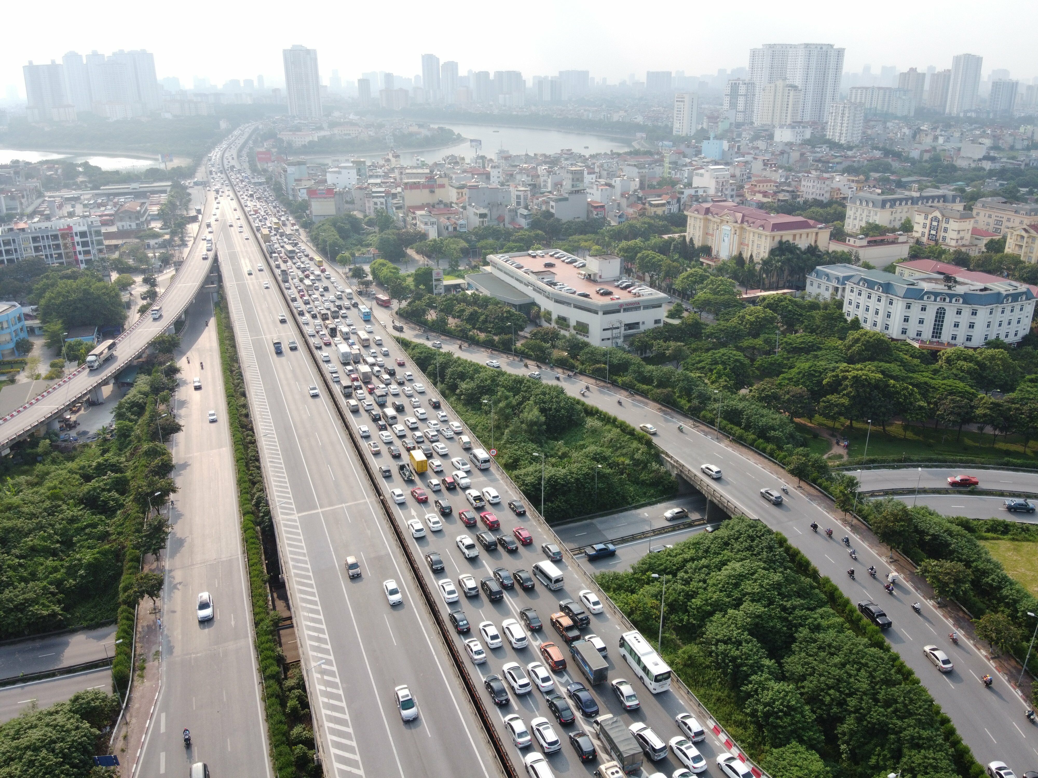 Từ chiều 3/9, đủ loại phương tiện đ&atilde; đổ về H&agrave; Nội g&acirc;y ra cảnh &ugrave;n ứ nhẹ, ở chiều ngược lại, giao th&ocirc;ng th&ocirc;ng tho&aacute;ng tr&aacute;i ngược