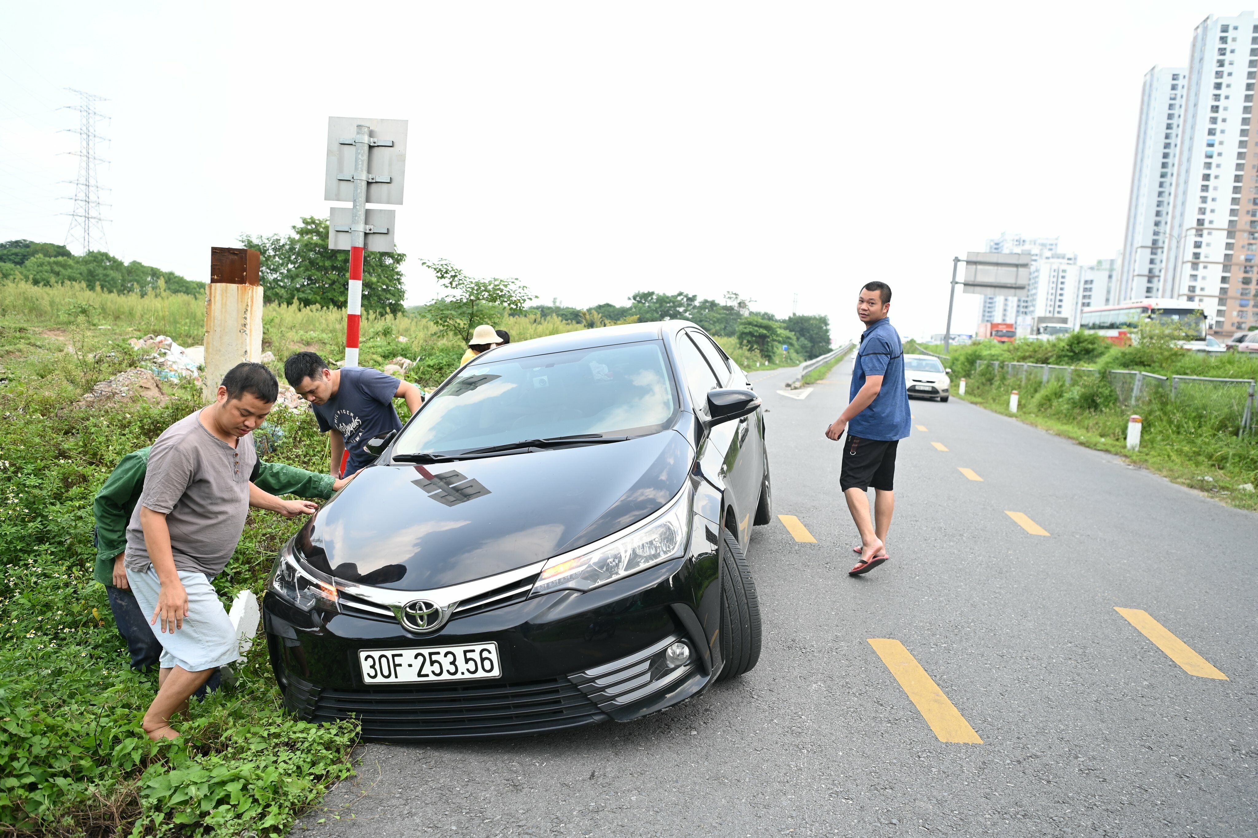 Một chiếc &ocirc; t&ocirc; gặp sự cố khi đi v&agrave;o đường gom để tr&aacute;nh cảnh &ugrave;n tắc tr&ecirc;n đường cao tốc