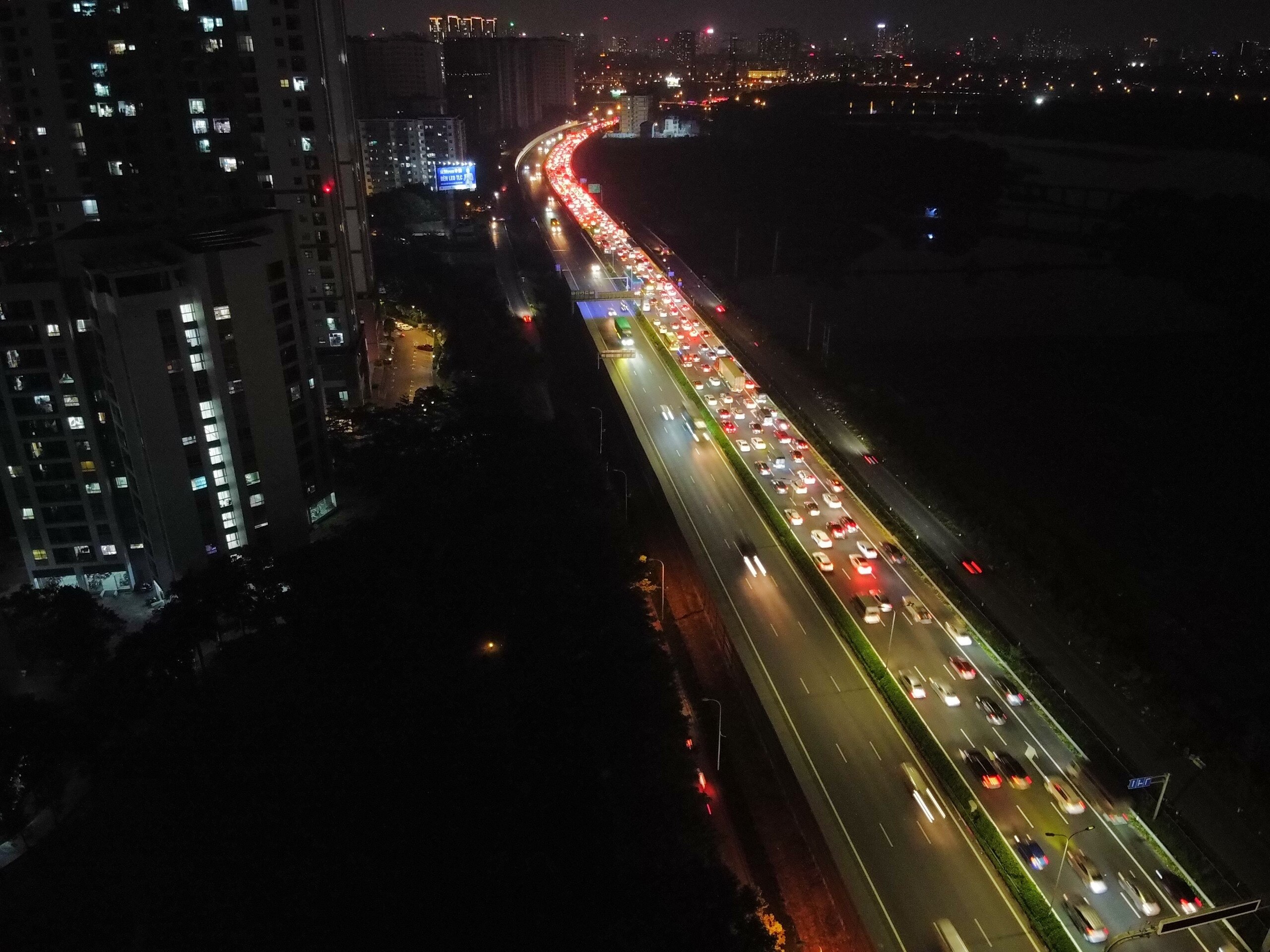 H&agrave;ng d&agrave;i xe nh&iacute;ch từng ch&uacute;t một tr&ecirc;n đường v&agrave;nh đai 3 về H&agrave; Nội