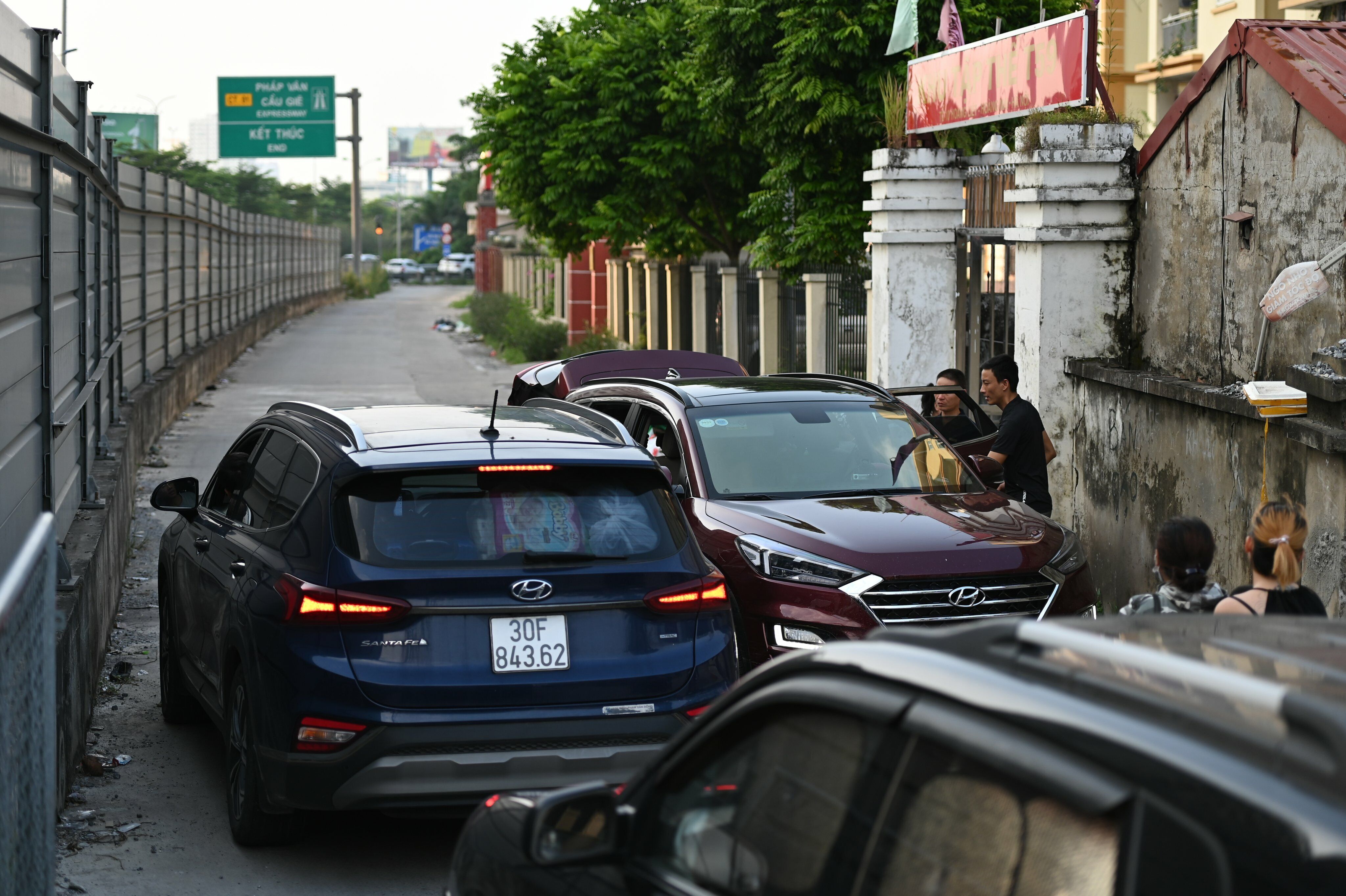 Tại đường gom li&ecirc;n tiếp xảy ra sự cố do nhỏ hẹp nhưng phương tiện lưu th&ocirc;ng cả 2 chiều