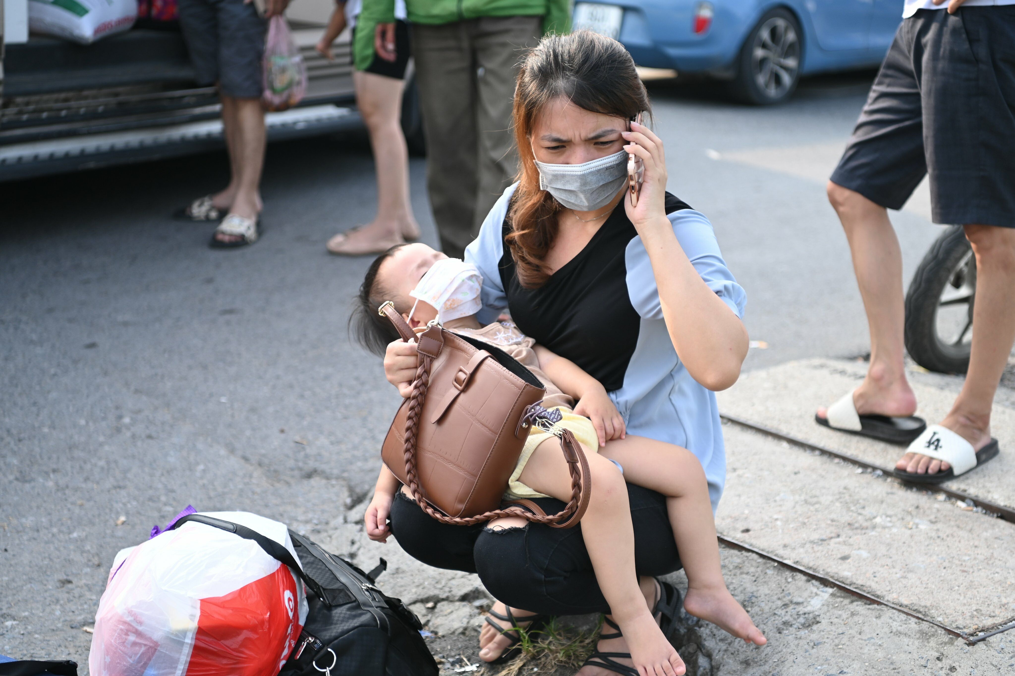 Trẻ nhỏ vật v&atilde; c&ugrave;ng mẹ trở lại H&agrave; Nội. Người phụ nữ từ Th&aacute;i B&igrave;nh vừa l&ecirc;n đến bến xe ở H&agrave; Nội cho biết, chị quyết định l&ecirc;n Thủ đ&ocirc; sớm để tr&aacute;nh cảnh chen ch&uacute;c, tắc đường v&agrave;o ng&agrave;y mai