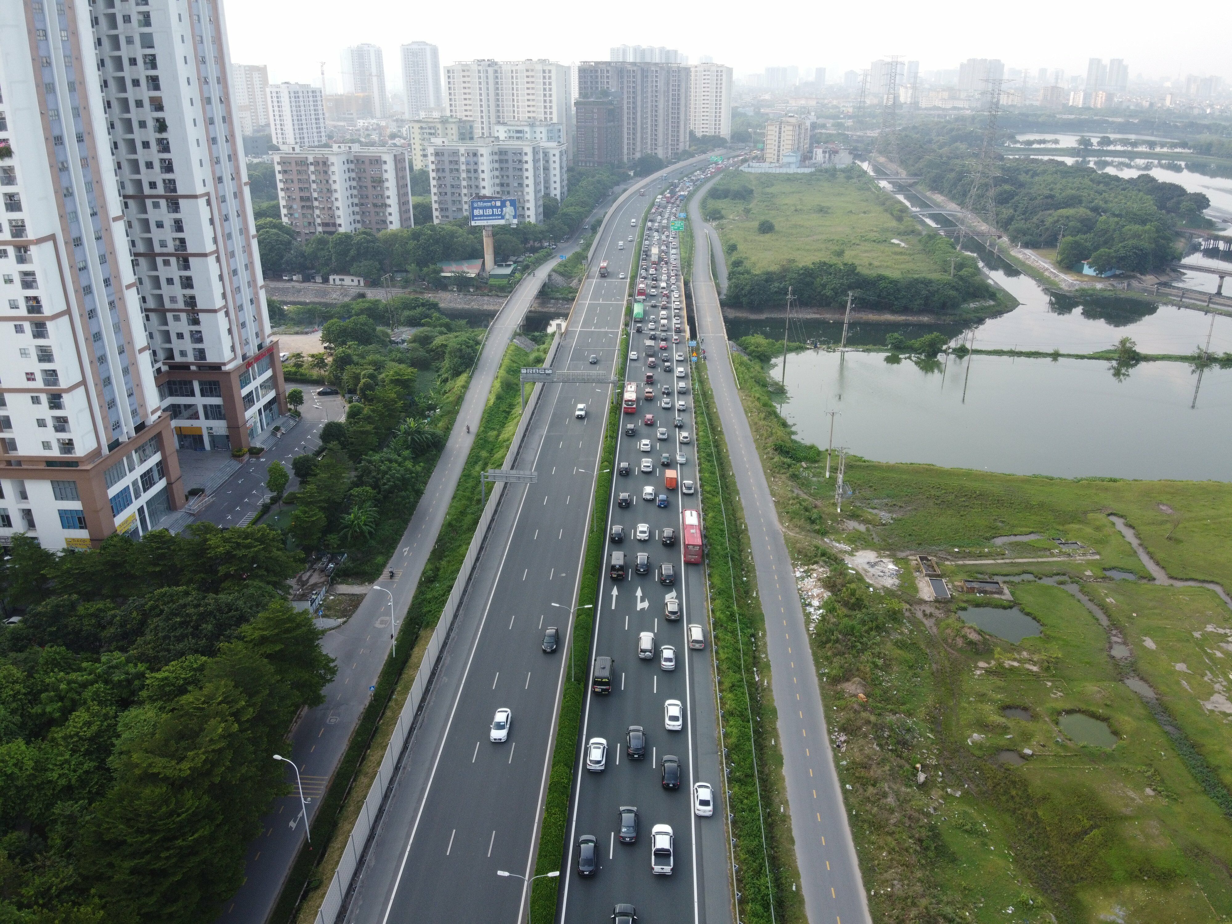 Đa số người d&acirc;n trở lại H&agrave; Nội ng&agrave;y h&ocirc;m nay (3/9) do t&acirc;m l&yacute; sợ kh&ocirc;ng đặt được xe v&agrave; &ugrave;n tắc giao th&ocirc;ng trong ng&agrave;y mai (4/9) cũng l&agrave; ng&agrave;y cuối của kỳ nghỉ lễ Quốc kh&aacute;nh năm nay