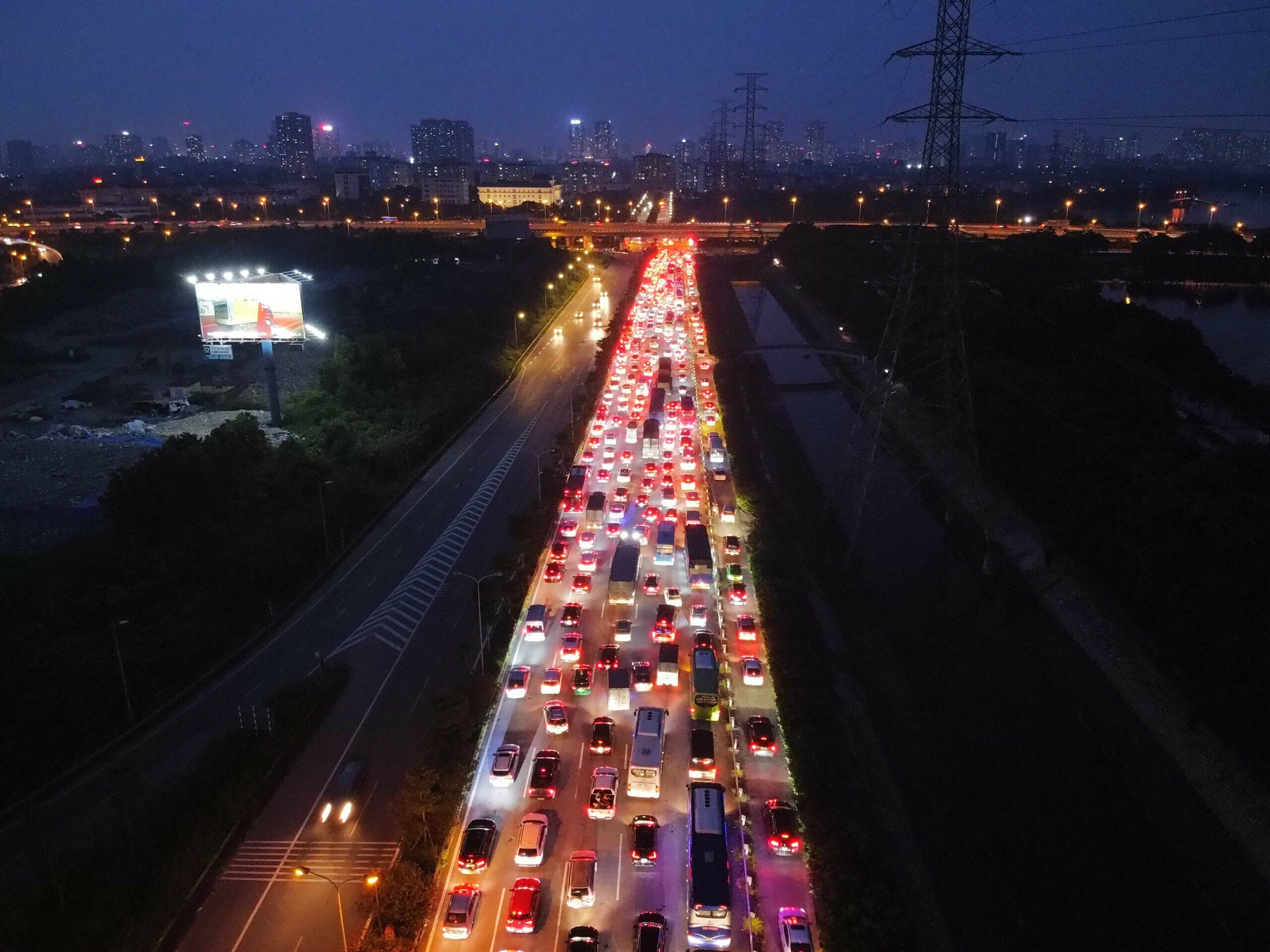 Chưa hết kỳ nghỉ Lễ Quốc kh&aacute;nh 2/9, người d&acirc;n đ&atilde; &ugrave;n &ugrave;n trở lại Thủ đ&ocirc; do lo ngại &ugrave;n tắc giao th&ocirc;ng v&agrave;o ng&agrave;y nghỉ lễ cuối c&ugrave;ng