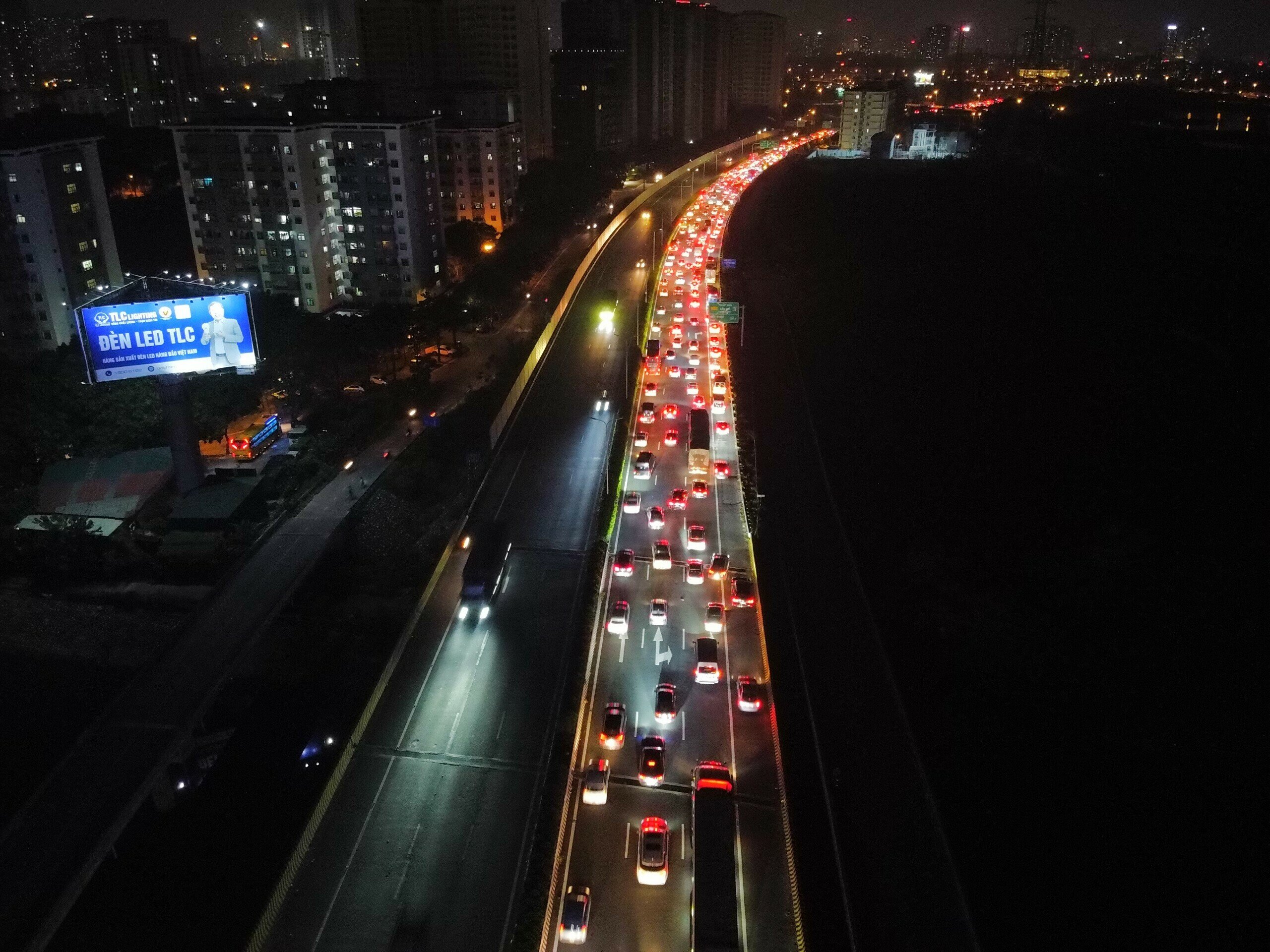 Lượng phương tiện xếp h&agrave;ng d&agrave;i tại cửa ng&otilde; ph&iacute;a Nam H&agrave; Nội, cao tốc Ph&aacute;p V&acirc;n - Cầu Giẽ &ugrave;n ứ