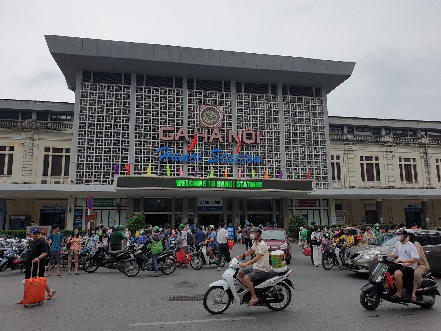 H&ocirc;m nay (4/9), ng&agrave;y cuối c&ugrave;ng k&igrave; nghỉ lễ Quốc kh&aacute;nh 2/9 k&eacute;o d&agrave;i 4 ng&agrave;y, c&aacute;c chuyến t&agrave;u đ&ocirc;ng k&iacute;n chỗ đưa người d&acirc;n về H&agrave; Nội để đi học, đi l&agrave;m.