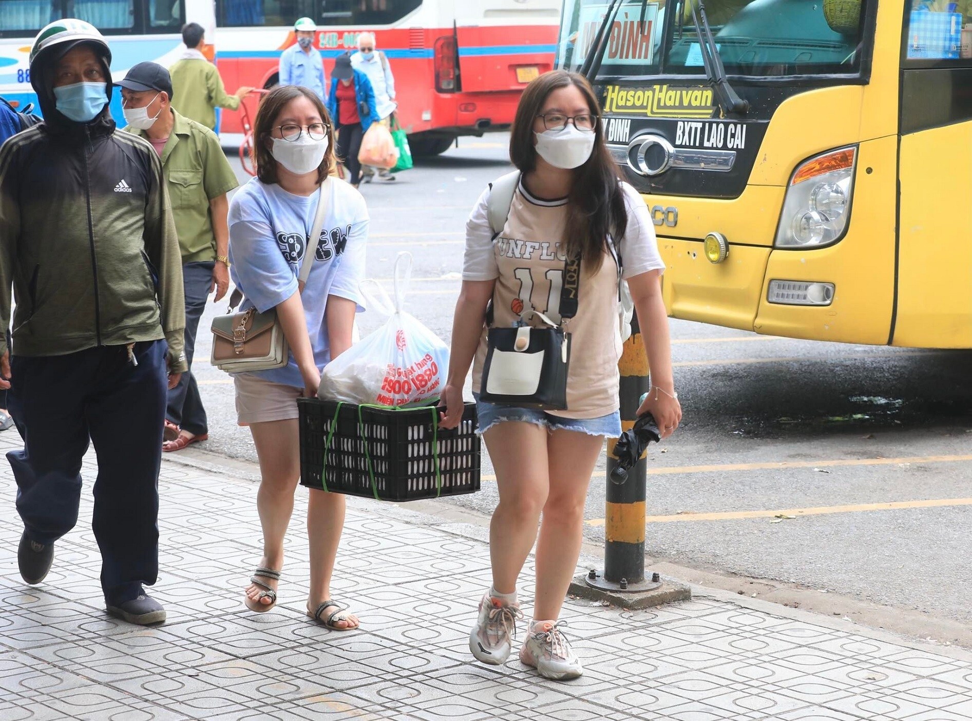 Chiều 4/9, người d&acirc;n từ nhiều tỉnh, th&agrave;nh đổ về H&agrave; Nội để chuẩn bị cho c&ocirc;ng việc, học tập sau kỳ nghỉ lễ Quốc kh&aacute;nh k&eacute;o d&agrave;i.