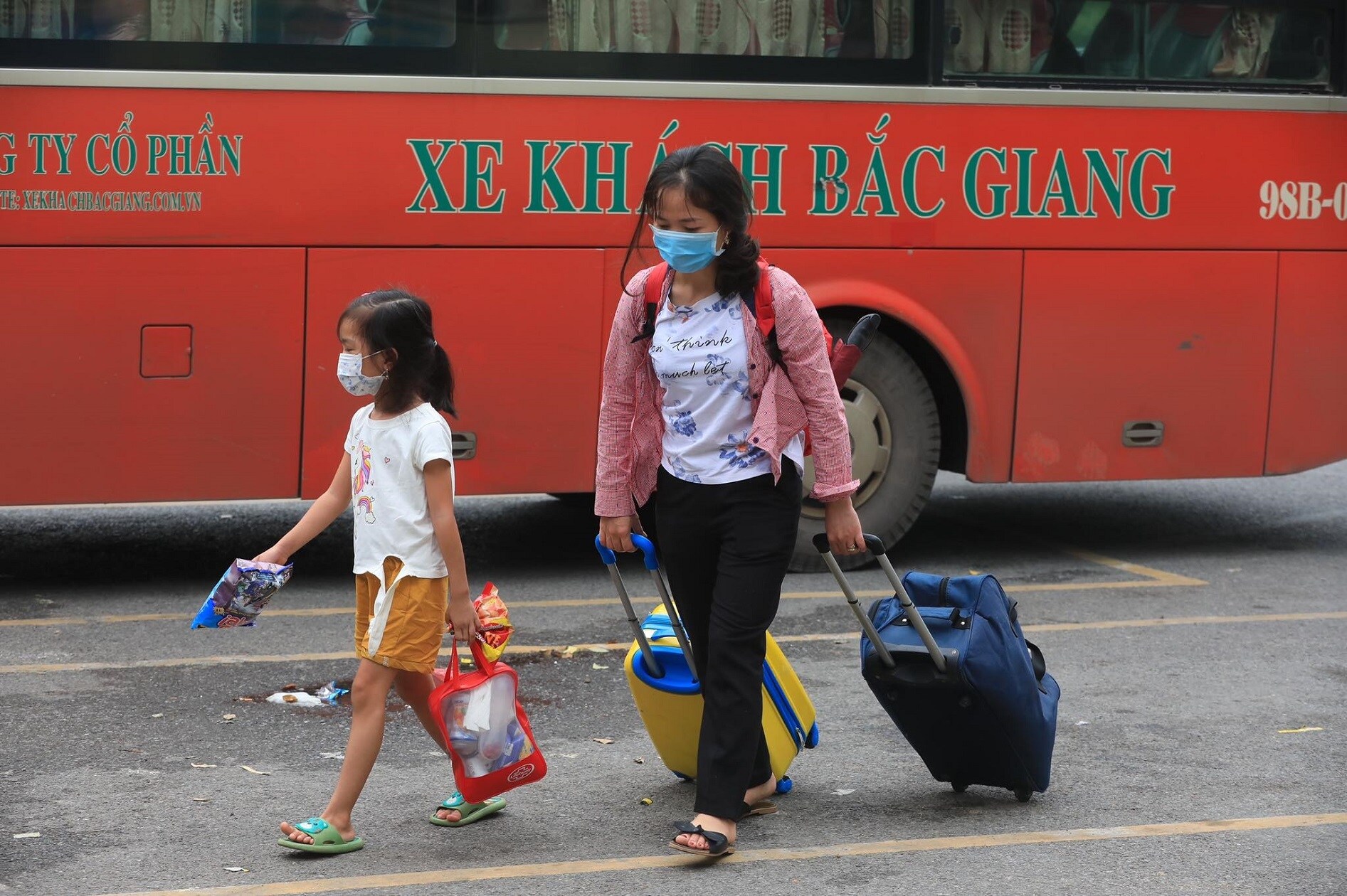 Nhiều gia đ&igrave;nh mang theo cả con nhỏ, mệt mỏi sau h&agrave;nh tr&igrave;nh trở lại H&agrave; Nội.