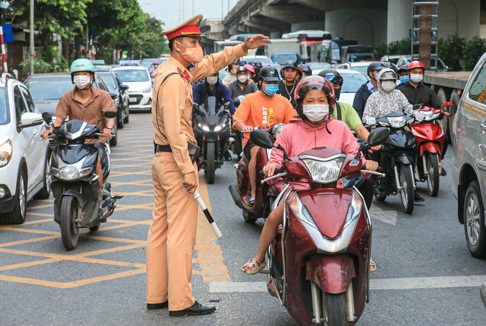 CSGT ph&acirc;n luồng tại khu vực cửa ng&otilde; ph&iacute;a Nam th&agrave;nh phố, đảm bảo cho c&aacute;c phương tiện di chuyển dễ d&agrave;ng, tr&aacute;nh &ugrave;n tắc