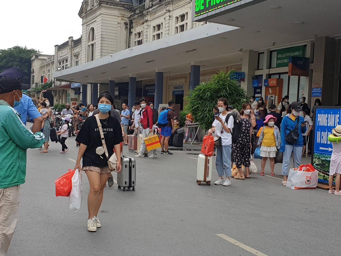 C&aacute;c chuyến t&agrave;u về ga gần như đ&atilde; k&iacute;n kh&aacute;ch, chủ yếu chỉ c&ograve;n v&agrave;i ghế phụ. Đ&ocirc;ng nhất l&agrave; t&agrave;u Hải Ph&ograve;ng LP6 về ga H&agrave; Nội trưa nay c&oacute; hơn 1.000 kh&aacute;ch, c&aacute;c t&agrave;u như SE36 Vinh - H&agrave; Nội, t&agrave;u Thống nhất SE8 về trong chiều, tối nay cũng từ 600 kh&aacute;ch trở l&ecirc;n bao gồm cả ghế phụ, gần k&iacute;n phương &aacute;n chỗ.