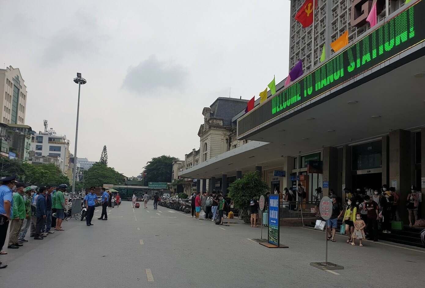 Th&ocirc;ng tin với B&aacute;o Giao th&ocirc;ng, một nh&acirc;n vi&ecirc;n kh&aacute;ch vận ga H&agrave; Nội cho biết, từ h&ocirc;m qua (3/9), c&aacute;c chuyến t&agrave;u về H&agrave; Nội đ&atilde; rất đ&ocirc;ng kh&aacute;ch. T&ugrave;y m&aacute;c t&agrave;u, lượng kh&aacute;ch từ 500 - 600 người/đo&agrave;n t&agrave;u, đ&ocirc;ng nhất l&agrave; t&agrave;u Vinh - H&agrave; Nội v&agrave; Hải Ph&ograve;ng - H&agrave; Nội, c&oacute; đo&agrave;n gần 1.000 h&agrave;nh kh&aacute;ch. 
Ảnh: C&aacute;c chuyến t&agrave;u về trong s&aacute;ng nay với h&agrave;ng ngh&igrave;n h&agrave;nh kh&aacute;ch nhưng th&ocirc;ng tho&aacute;ng, kh&ocirc;ng bị lộn xộn, mất ANTT do nh&agrave; ga cử nh&acirc;n vi&ecirc;n bảo vệ ngăn t&agrave;i xế xe &ocirc;m, taxi bu k&iacute;n lối ra của kh&aacute;ch