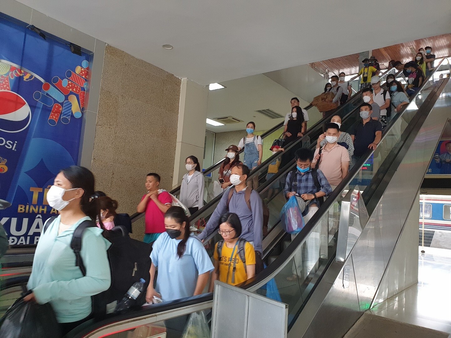 H&ocirc;m nay, c&oacute; 9 m&aacute;c t&agrave;u Bắc - Nam, trong đ&oacute; c&oacute; 2 t&agrave;u lập th&ecirc;m Vinh - H&agrave; Nội NA12, SE36, một t&agrave;u lập th&ecirc;m Thanh H&oacute;a - H&agrave; Nội TH2, t&agrave;u lập th&ecirc;m S&agrave;i G&ograve;n - H&agrave; Nội SE12 v&agrave; t&agrave;u lập th&ecirc;m Đồng Hới - H&agrave; Nội QB2. Tuyến Hải Ph&ograve;ng - H&agrave; Nội c&oacute; 6 đo&agrave;n xuất ph&aacute;t ga Hải Ph&ograve;ng, ga Hải Dương về ga H&agrave; Nội.
Ảnh: Những h&agrave;nh kh&aacute;ch t&agrave;u SE12 đầu ti&ecirc;n ra ga