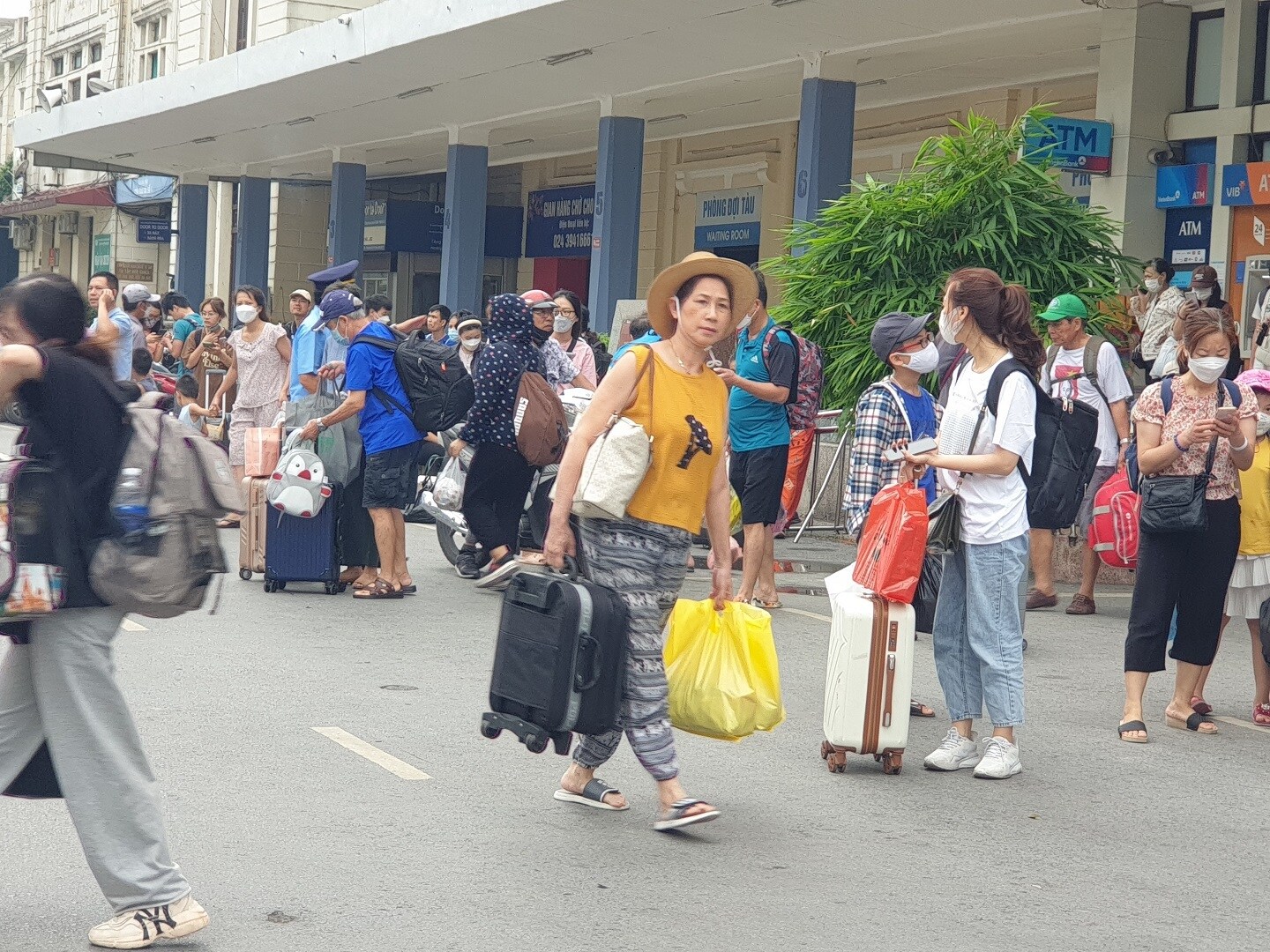 Rất nhanh, kh&aacute;ch tỏa ra quảng trường ga đ&ocirc;ng đ&uacute;c