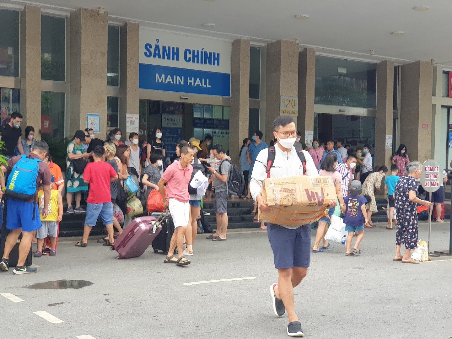 H&agrave;nh kh&aacute;ch lỉnh kỉnh h&agrave;nh l&yacute; trở về Thủ đ&ocirc;