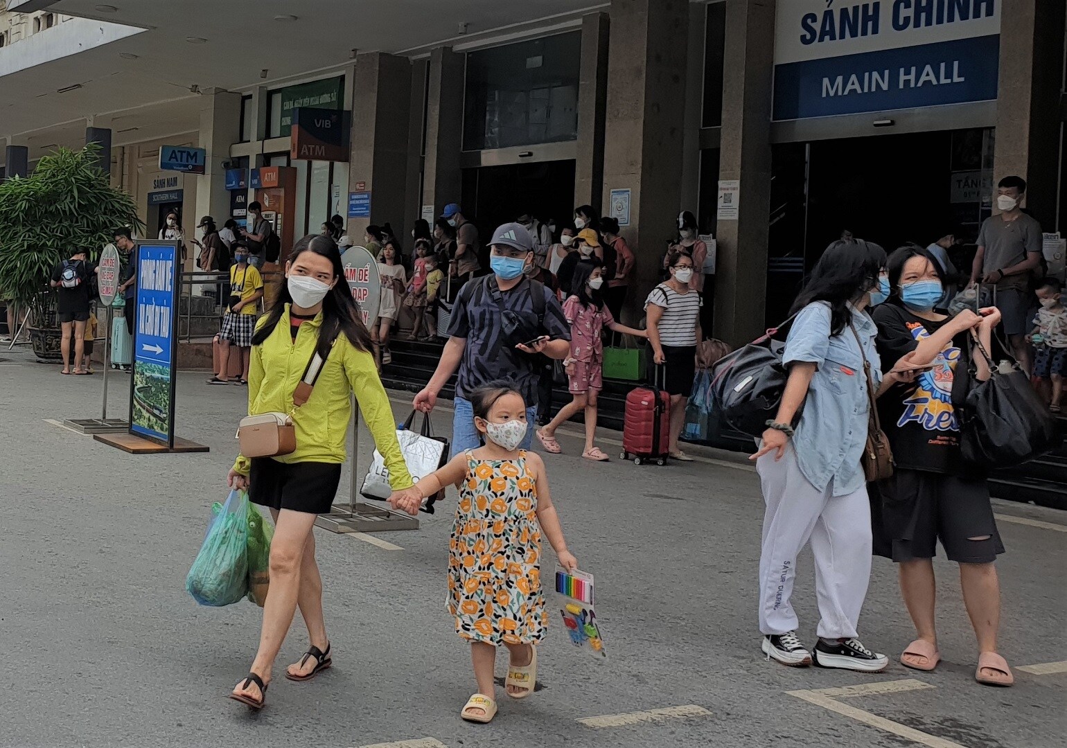 H&agrave;nh kh&aacute;ch nh&iacute; h&agrave;o hứng trở về nh&agrave; c&ugrave;ng mẹ