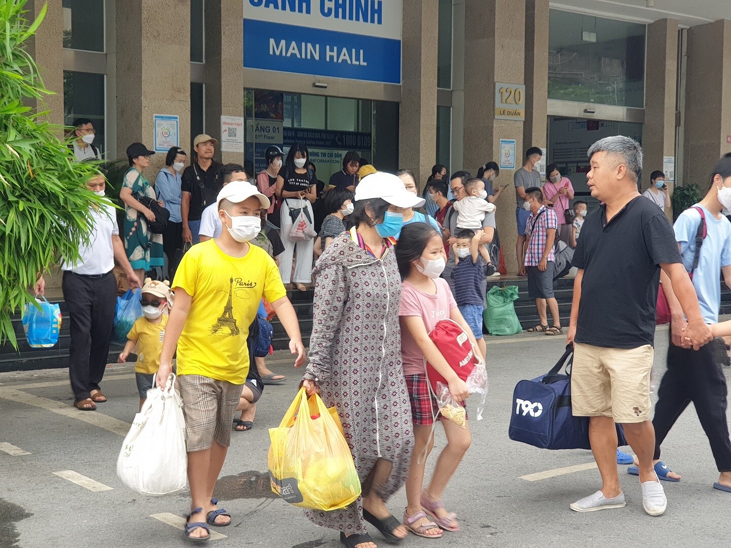 Rất đ&ocirc;ng h&agrave;nh kh&aacute;ch đi t&agrave;u theo diện gia đ&igrave;nh n&ecirc;n nhiều trẻ em. Tuy nhi&ecirc;n c&oacute; thể thấy c&aacute;c gia đ&igrave;nh ph&ograve;ng dịch Covid-19 kh&aacute; tốt, c&aacute;c em đều đeo khẩu trang