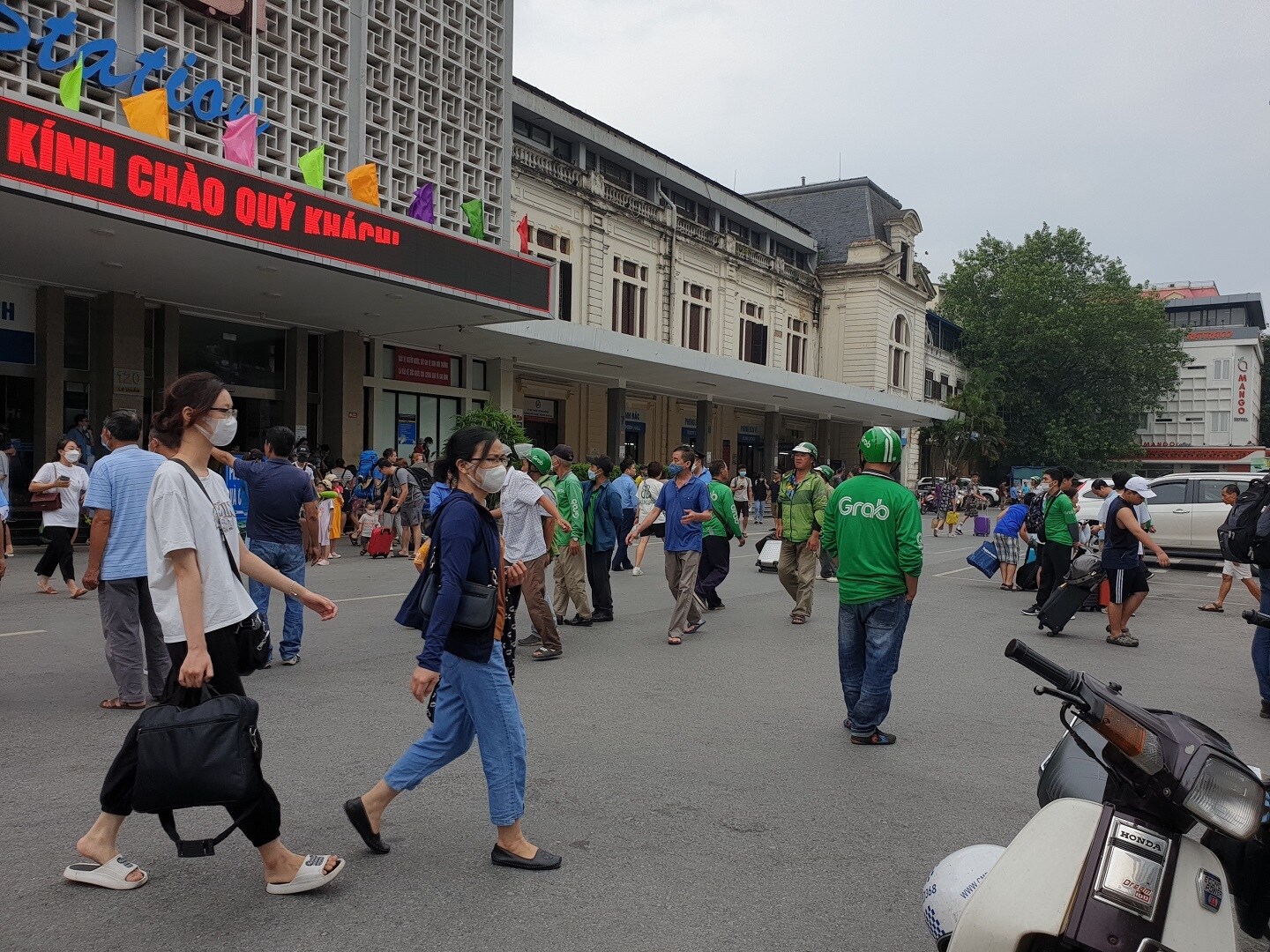 Do nh&agrave; ga đảm bảo ANTT tốt, c&aacute;c chuyến t&agrave;u về ga H&agrave; Nội lại chủ yếu về ga từ s&aacute;ng sớm v&agrave; chiều tối, ban ng&agrave;y chỉ c&oacute; khoảng 3-4 chuyến, v&igrave; vậy d&ugrave; t&agrave;u về đ&ocirc;ng kh&aacute;ch nhưng quảng trường ga th&ocirc;ng tho&aacute;ng.