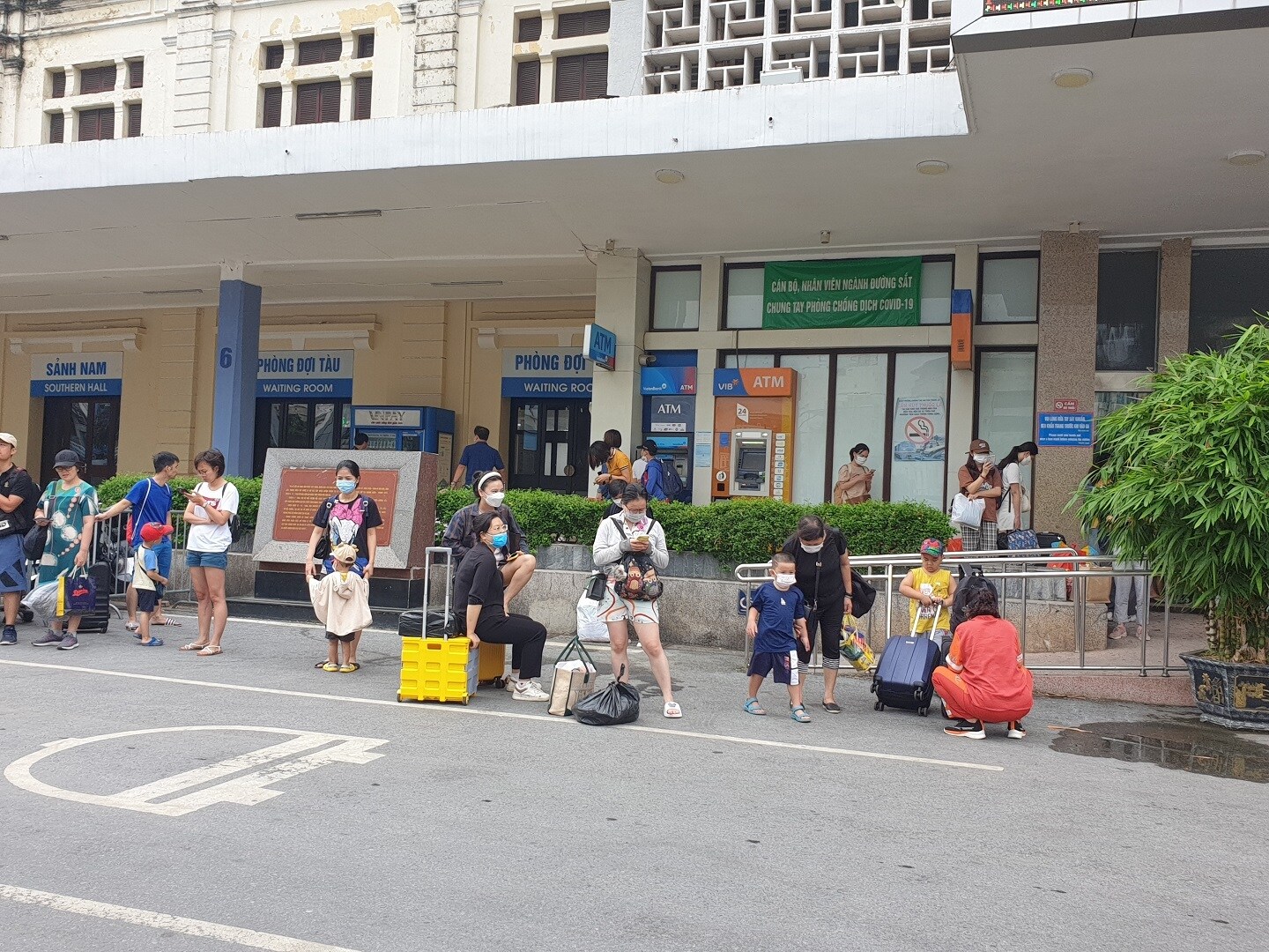 Một số h&agrave;nh kh&aacute;ch chờ người nh&agrave; đến đ&oacute;n