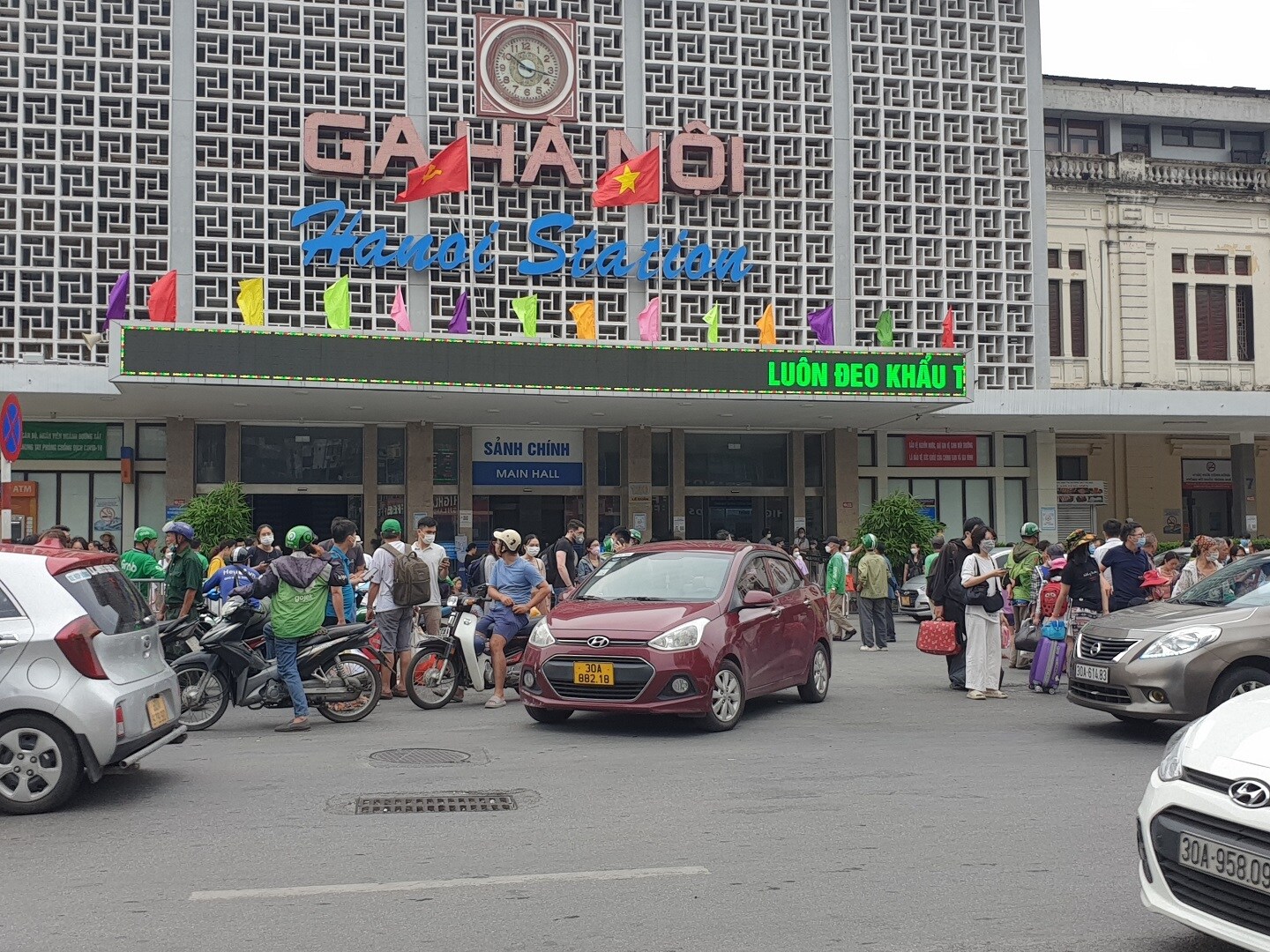 Nhiều h&agrave;nh kh&aacute;ch ra đ&oacute;n xe ngay mặt phố L&ecirc; Duẩn