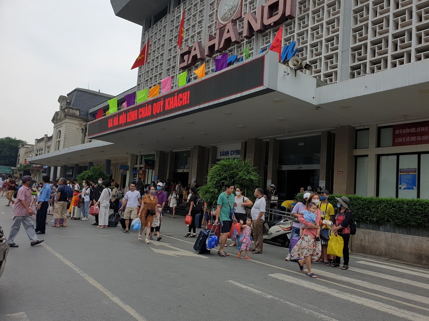 Do gi&atilde;n c&aacute;ch giữa c&aacute;c chuyến t&agrave;u về ga d&agrave;i, từ 30 ph&uacute;t trở l&ecirc;n, nh&agrave; ga lại mở nhiều cửa tiễn kh&aacute;ch n&ecirc;n tuy h&agrave;nh kh&aacute;ch đ&ocirc;ng nhưng được giải tỏa nhanh, kh&ocirc;ng g&acirc;y &ugrave;n ứ.