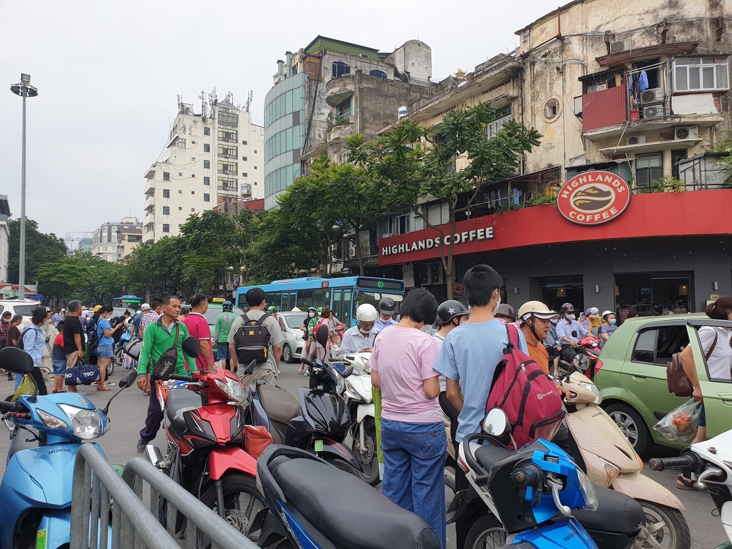 T&agrave;u về g&acirc;y &aacute;ch tắc cục bộ đoạn phố L&ecirc; Duẩn trước ga chỉ trong thời gian ngắn. Sau đ&oacute; c&aacute;c phương tiện qua đ&acirc;y lưu th&ocirc;ng b&igrave;nh thường.