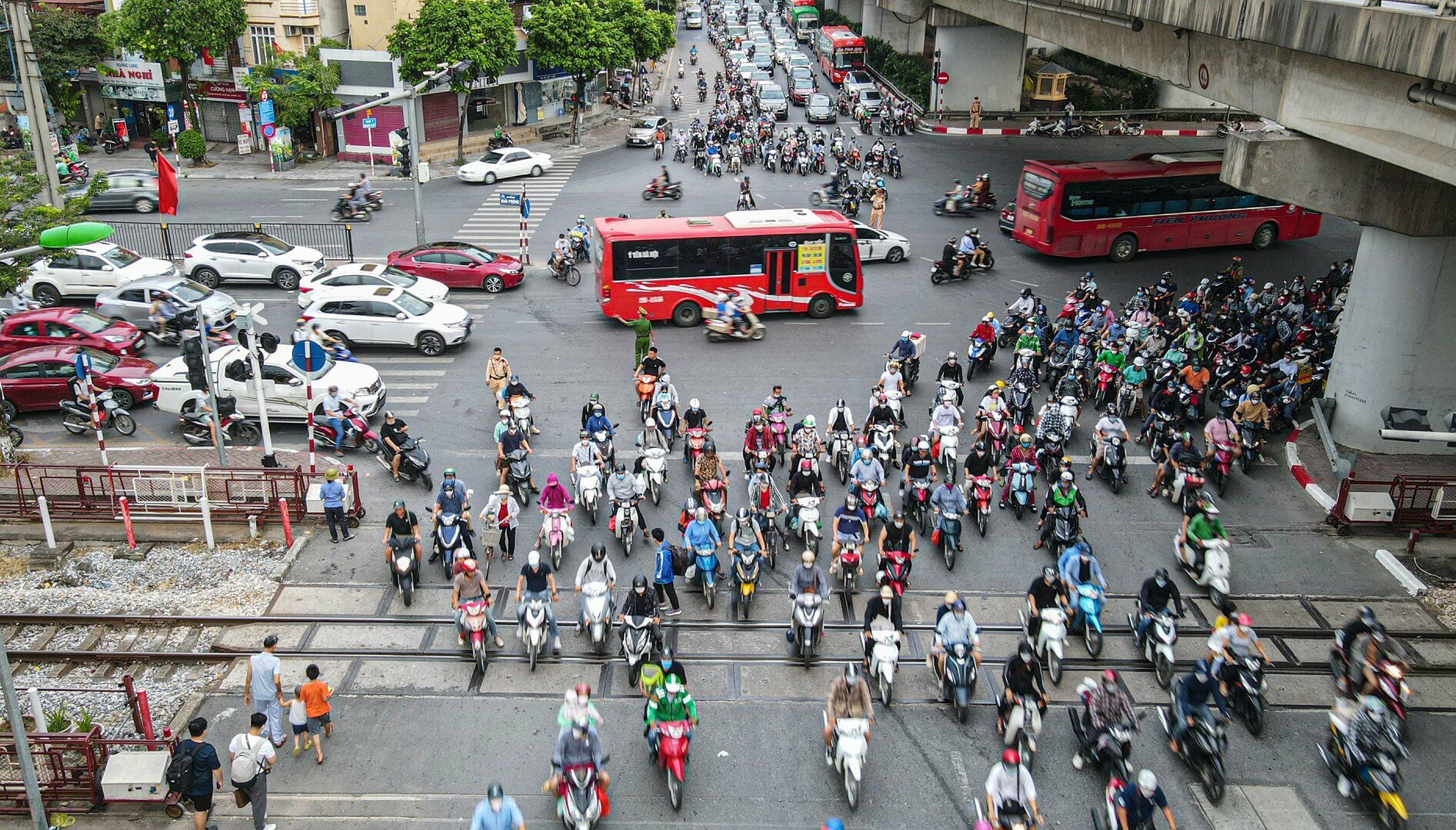 Tại n&uacute;t giao Giải Ph&oacute;ng - Ngọc Hồi chiều nay kh&aacute; đ&ocirc;ng đ&uacute;c, tấp nập