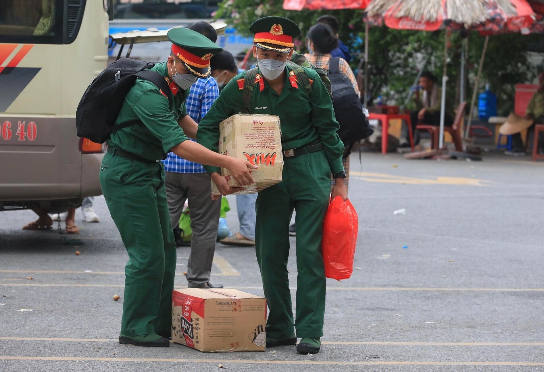 Tại bến xe Mỹ Đ&igrave;nh, người d&acirc;n trở lại th&agrave;nh phố với lỉnh kỉnh đồ đạc, h&agrave;nh l&yacute;, thực phẩm...