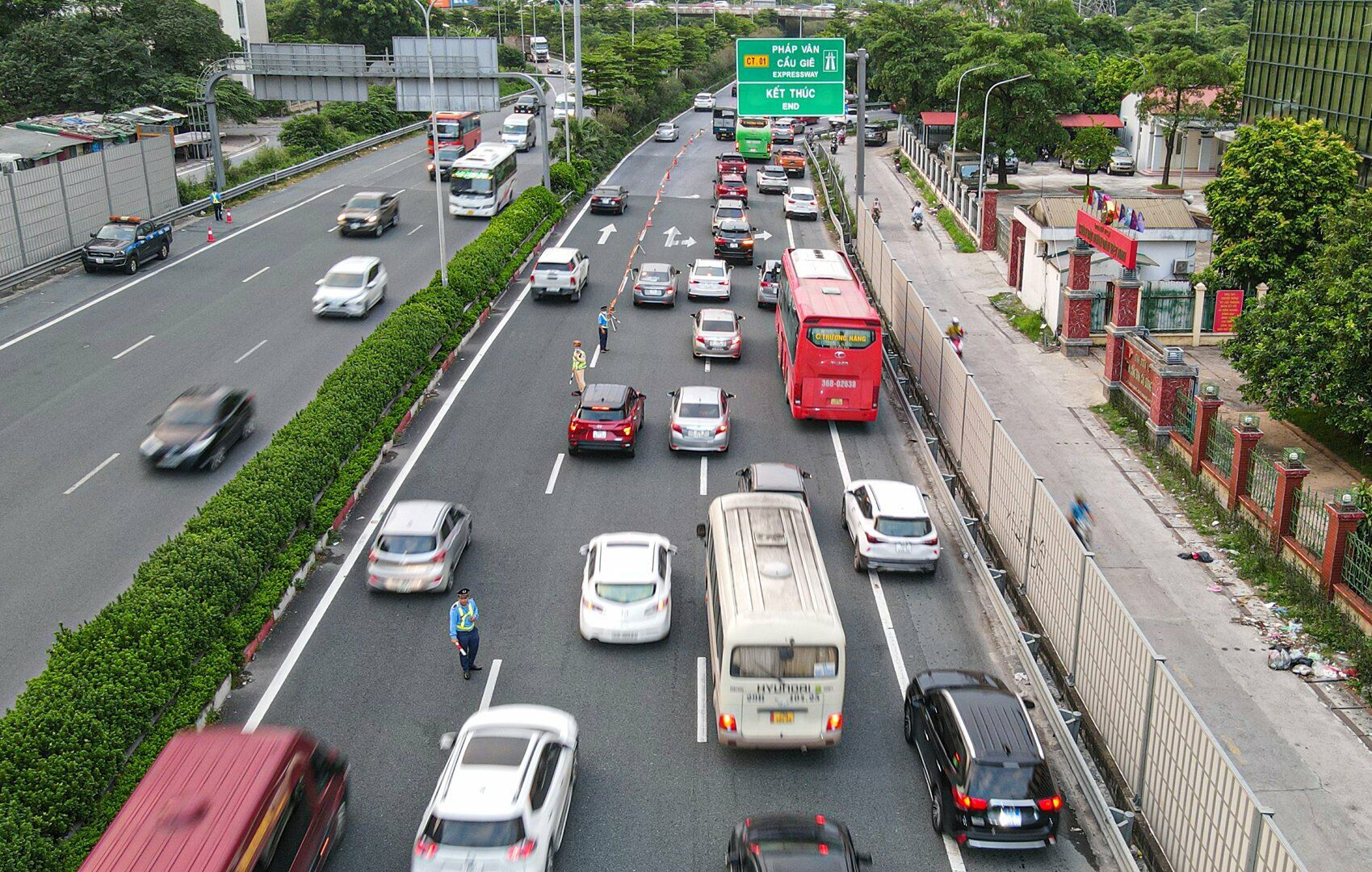Lực lượng chức năng l&agrave;m nhiệm vụ tại lối ra cao tốc Ph&aacute;p V&acirc;n - Cầu Giẽ.