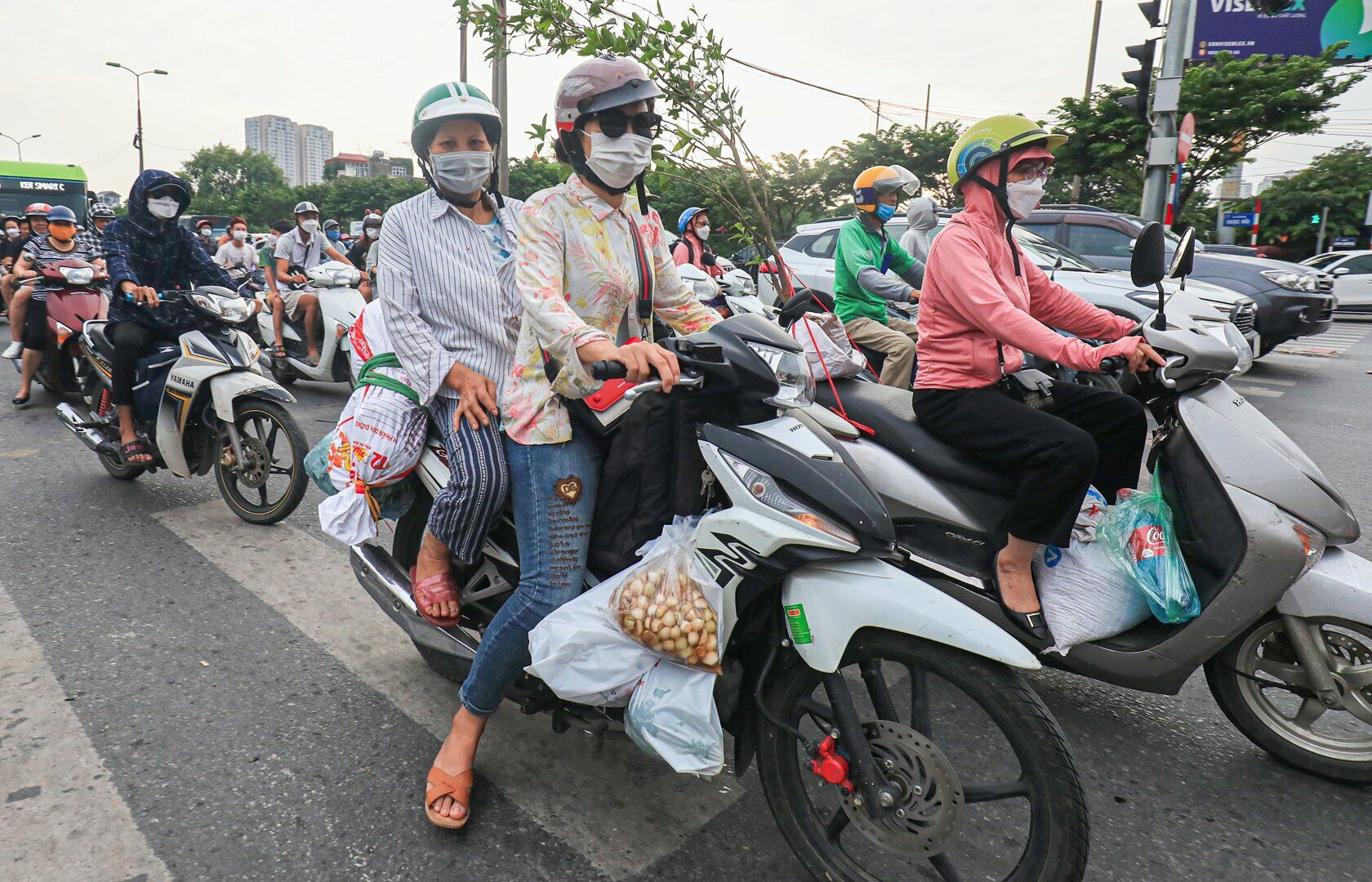 Thời tiết H&agrave; Nội chiều nay kh&aacute; m&aacute;t mẻ, tho&aacute;ng đ&atilde;ng, thuận tiện cho việc đi lại.